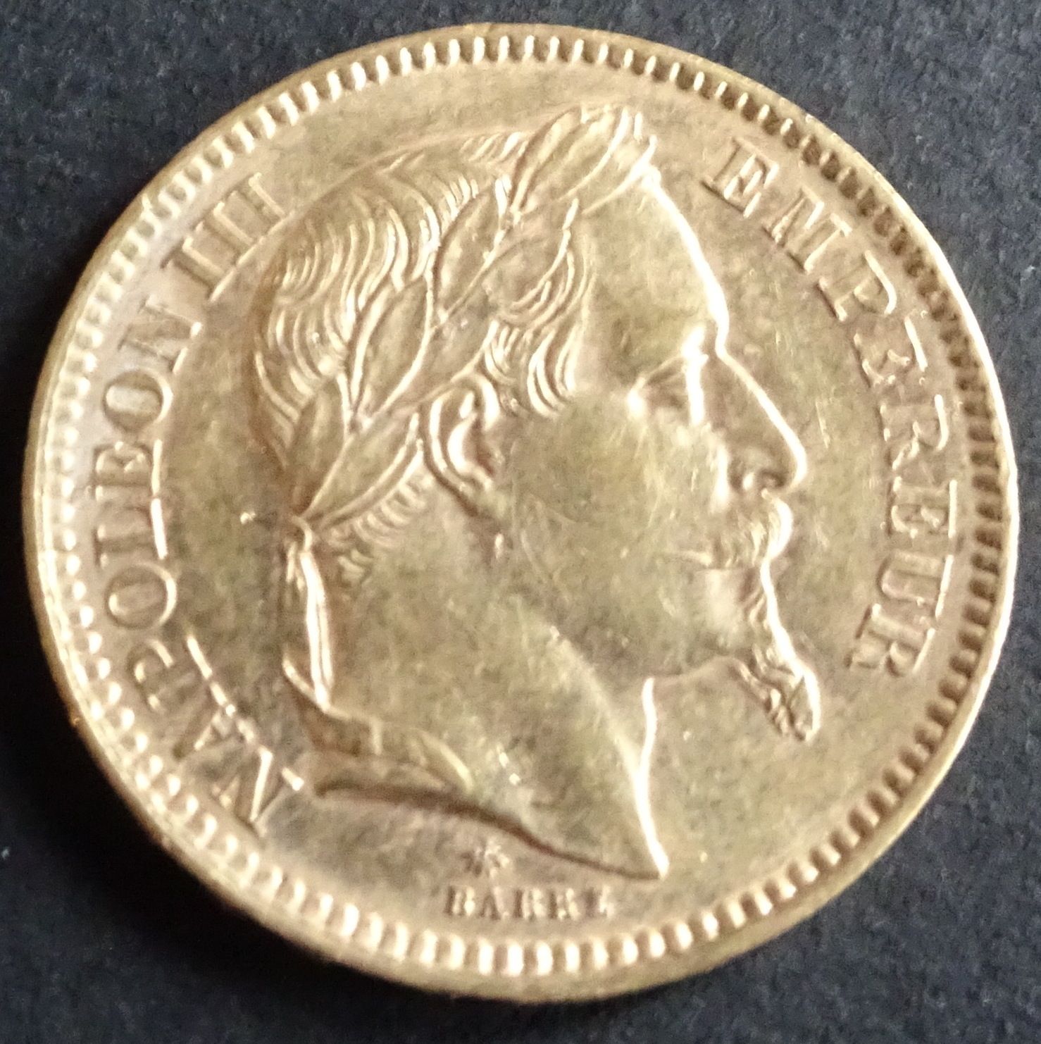 Null 金币。20法郎金币，拿破仑三世，头顶桂冠，1862年。
重量：6.43克。