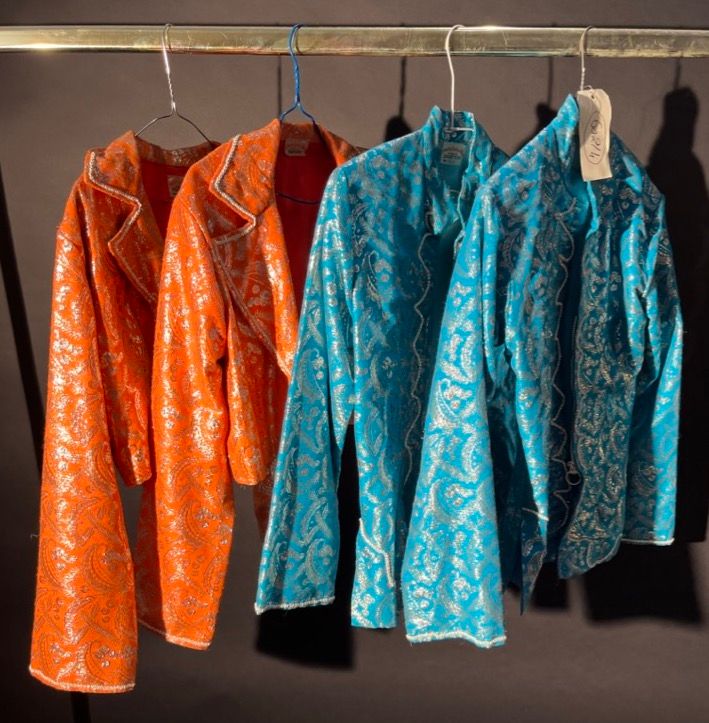 Null DISCO.4 件带吊饰和水钻的外套（2 件橙色，2 件蓝色）。