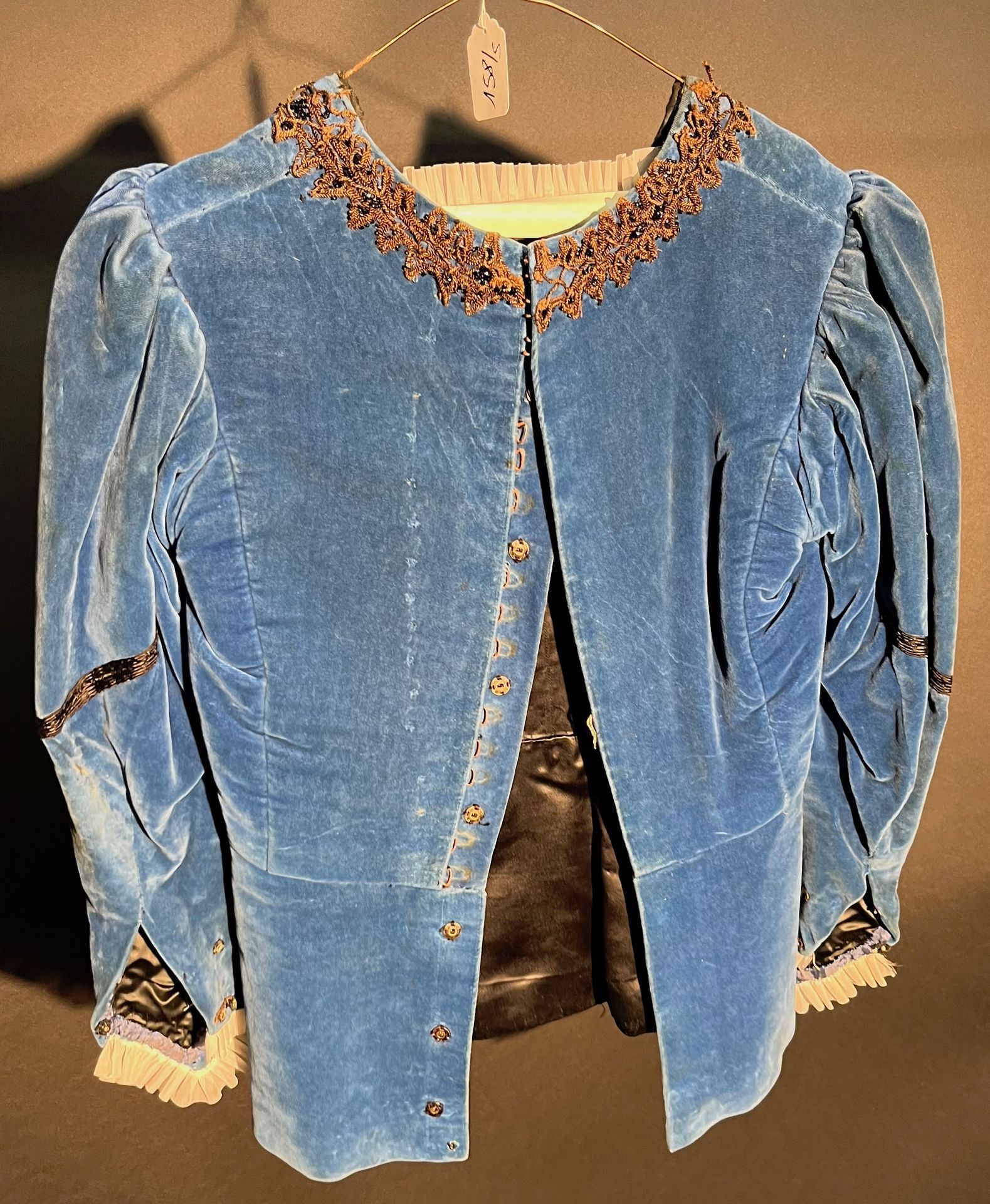 Null 3 套十八世纪风格的服装，配有精美纽扣 + 2 件长袍。