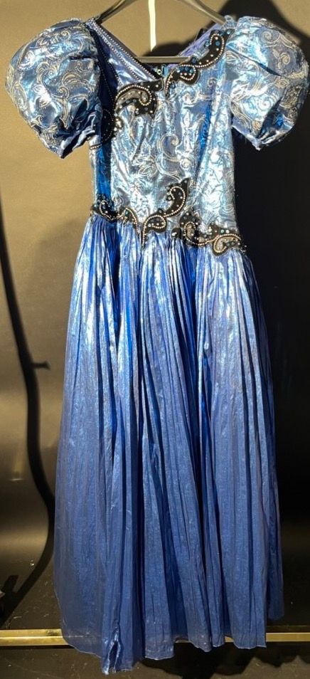 Null 镶嵌水钻的蓝色女神裙。