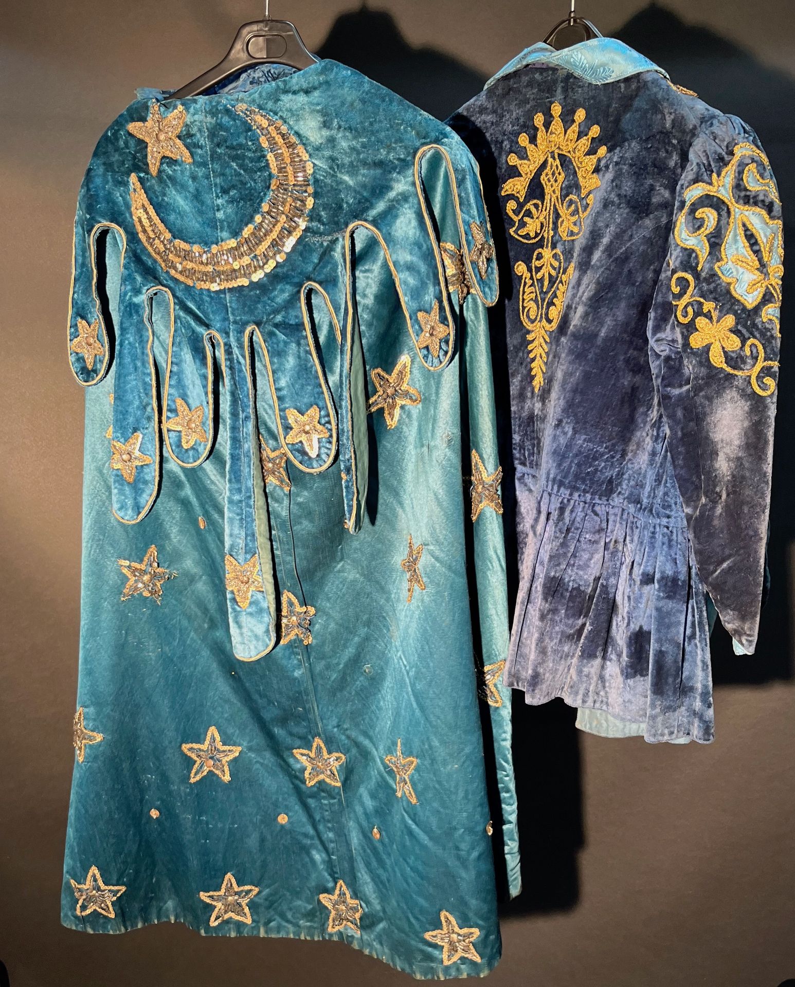 Null 全套 19 世纪服装，包括绣有星星、亮片和金银亮片的天鹅绒夹克和斗篷。还包括一条腰带和一个头饰。
