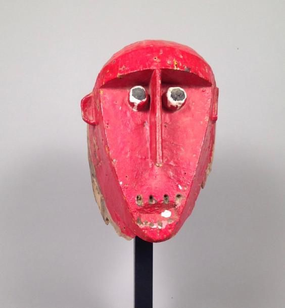 Null Tête d’homme (masque) 

Bois peint en rouge avec des détails en noir et bla&hellip;