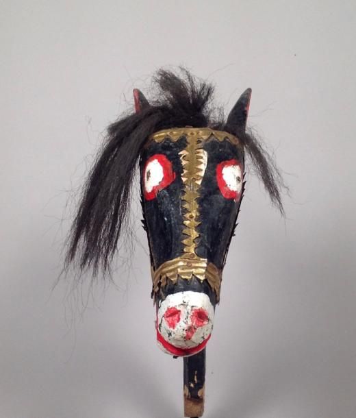 Null Tête de cheval (élément de marionnette géante) 

Bois peint en noir avec de&hellip;