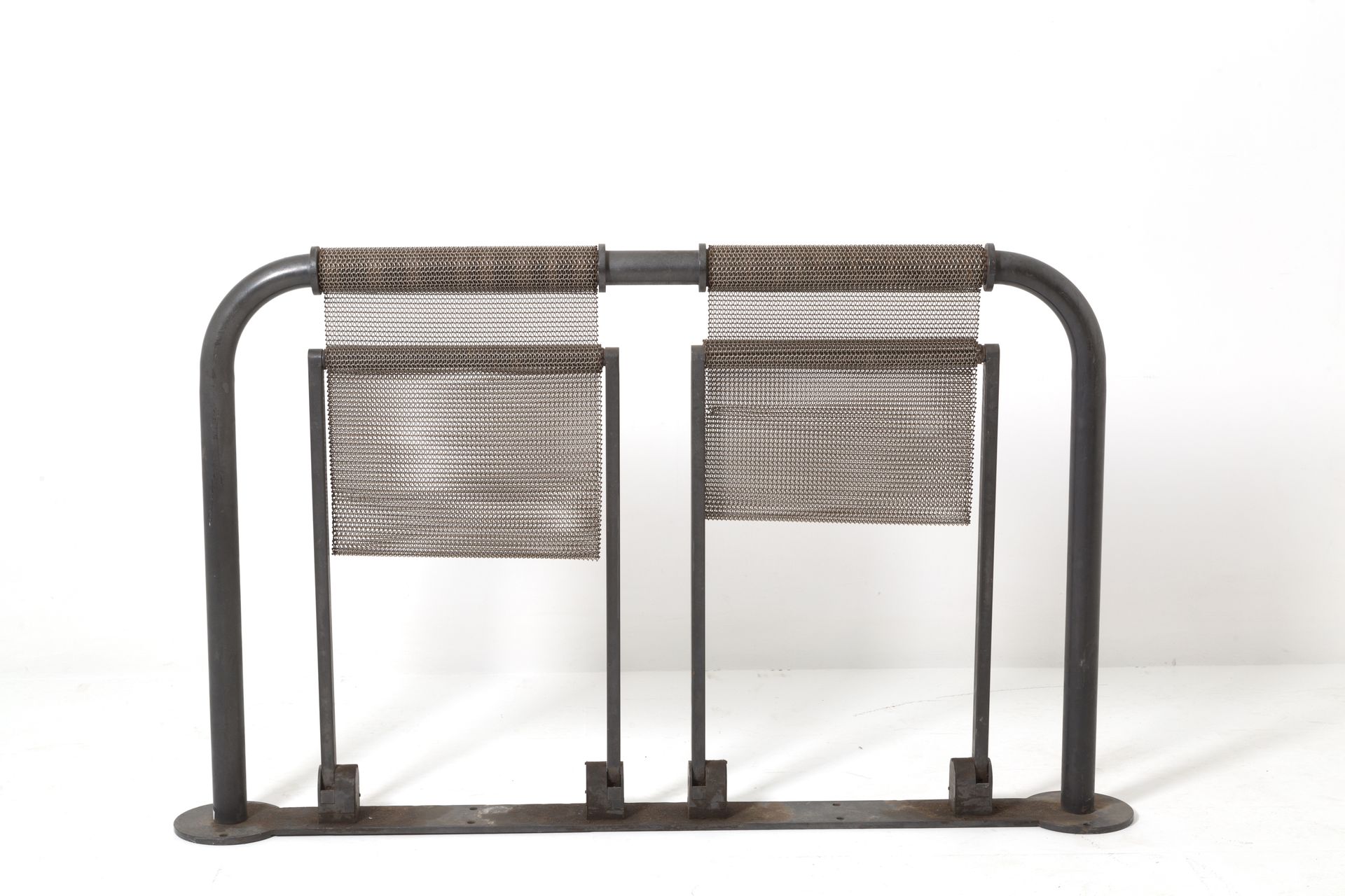 PASINI. 2 seater iron and metal bench. TECNO. 80s 帕西尼代表TECNO。有金属和铁两种元素的长椅。为米兰中央车&hellip;