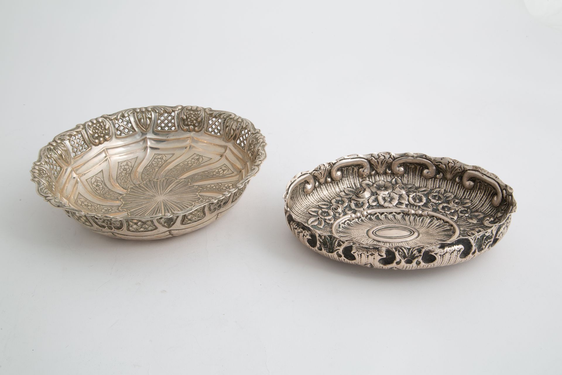 Two silver bowls, gr. 700 ca. 20th century Deux bols en argent 800 repoussé, per&hellip;