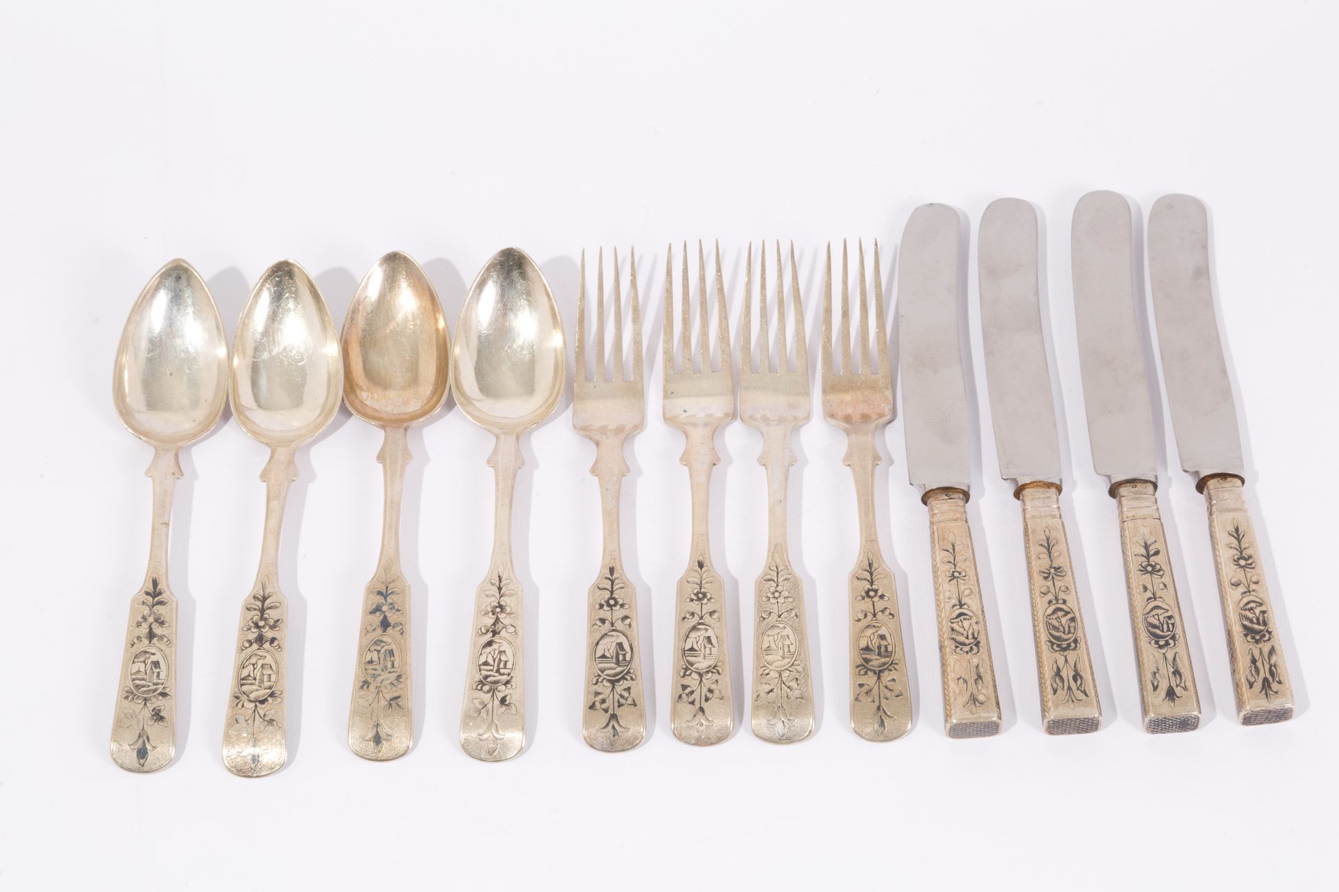 Twelve 800 silver pieces of cutlery, gr. 400 ca. Quatre cuillères à café, quatre&hellip;