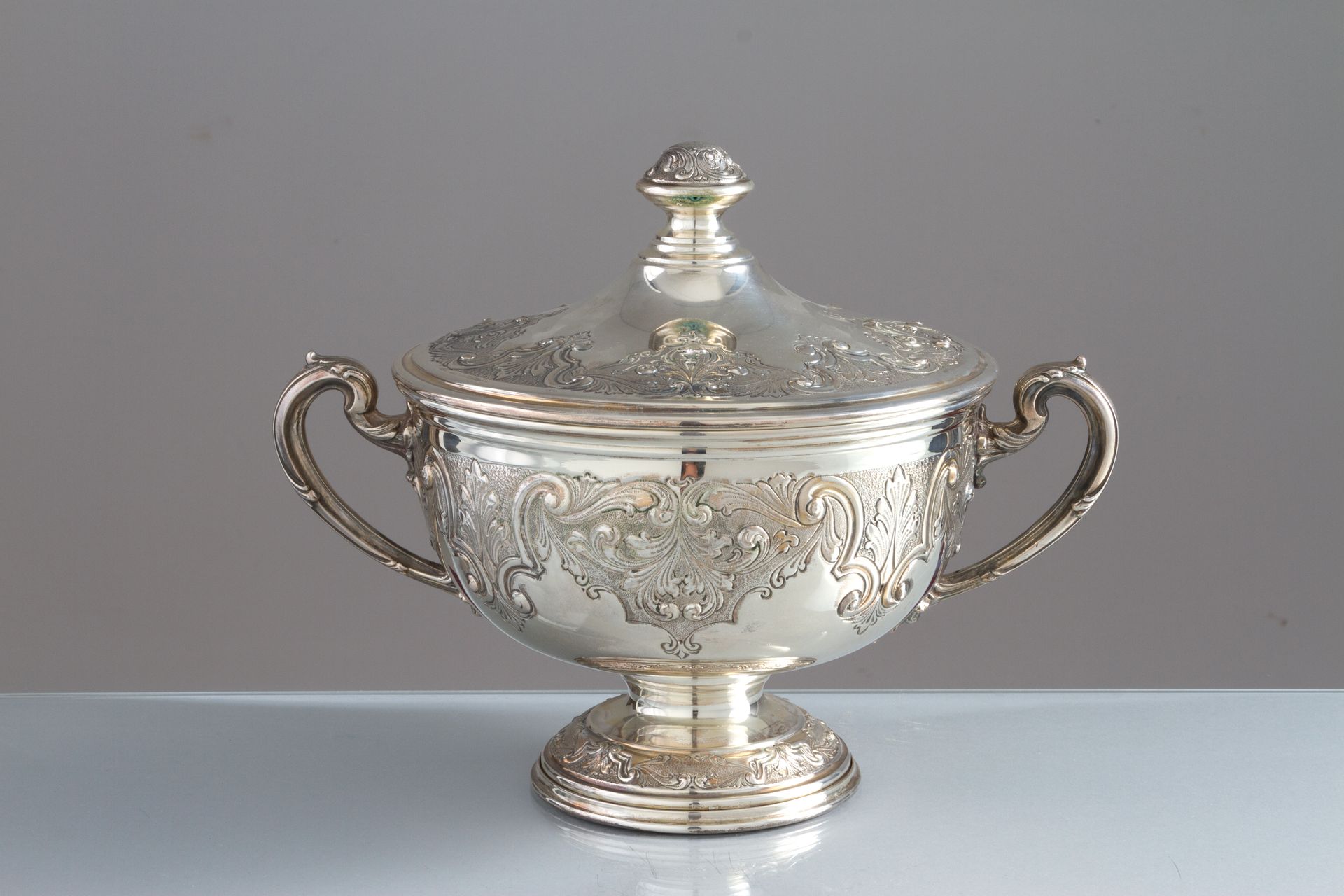 800 silver bowl and lid, gr. 935 ca. 20th century Soupière avec couvercle en arg&hellip;