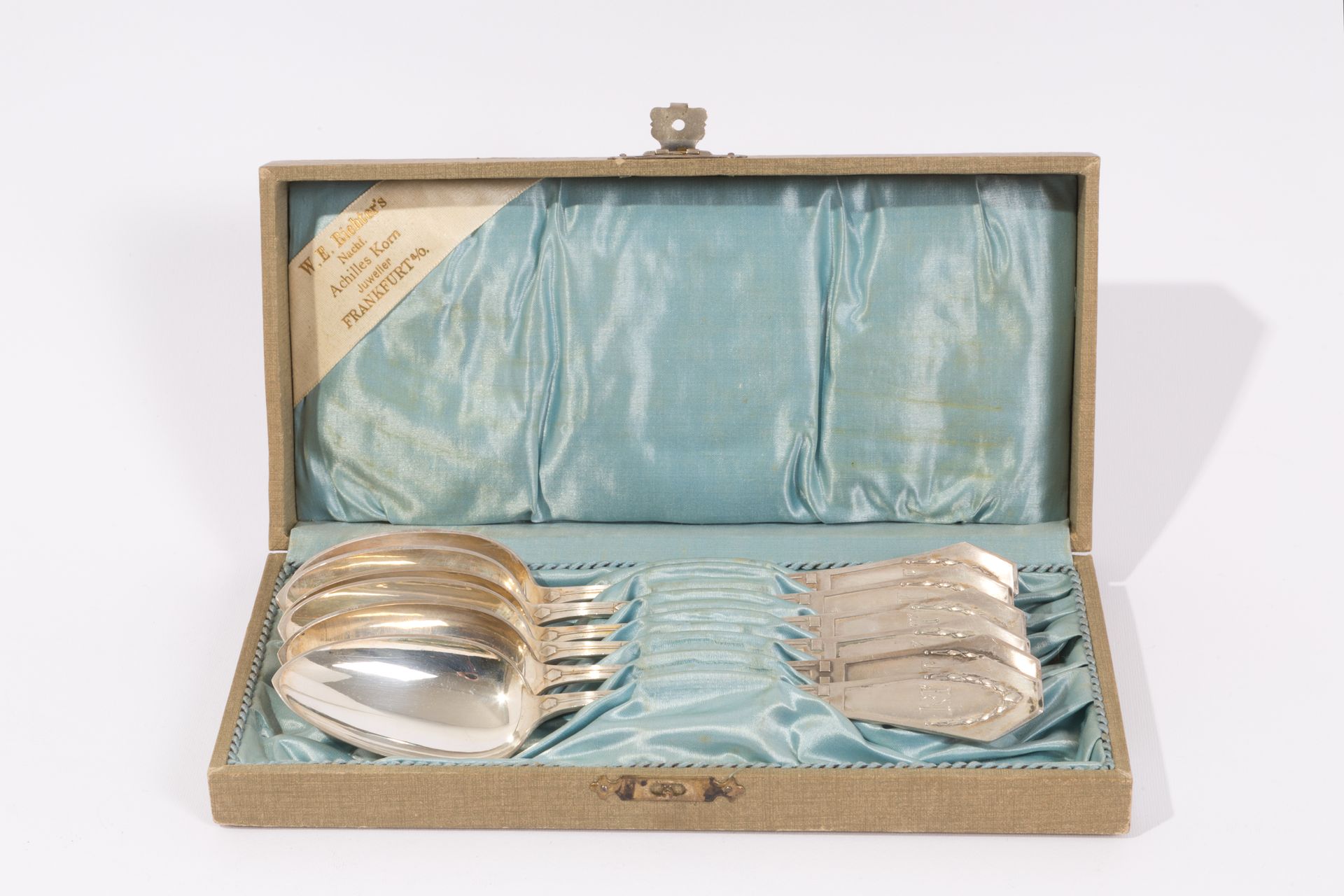 Six 800 silver spoons, gr. 320 ca. A. KORN Six cuillères en argent 800, gr. 320 &hellip;