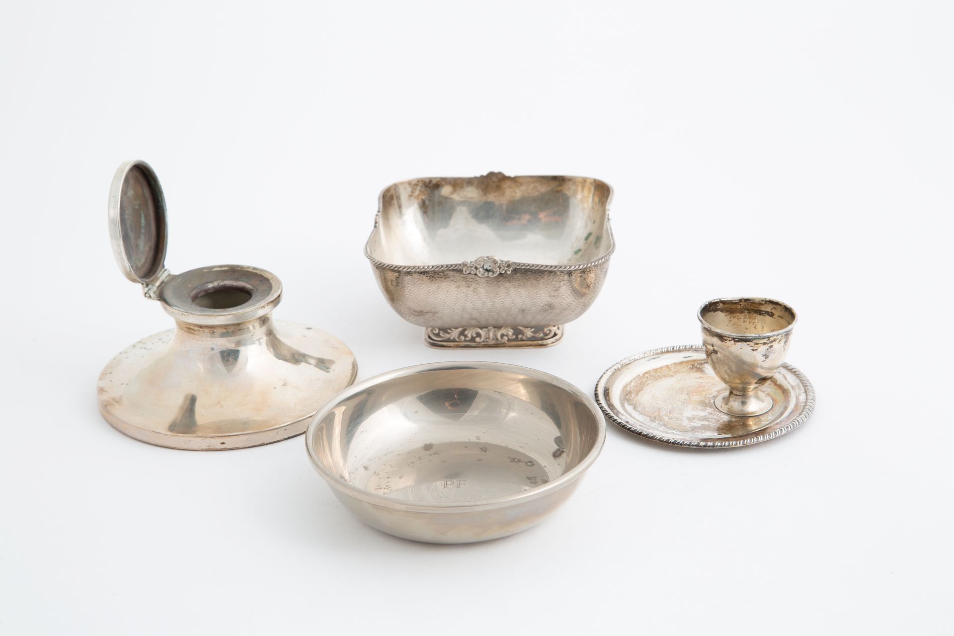 Two bowls, an egg cup and an inkwell in silver Dos cuencos, una huevera y un tin&hellip;