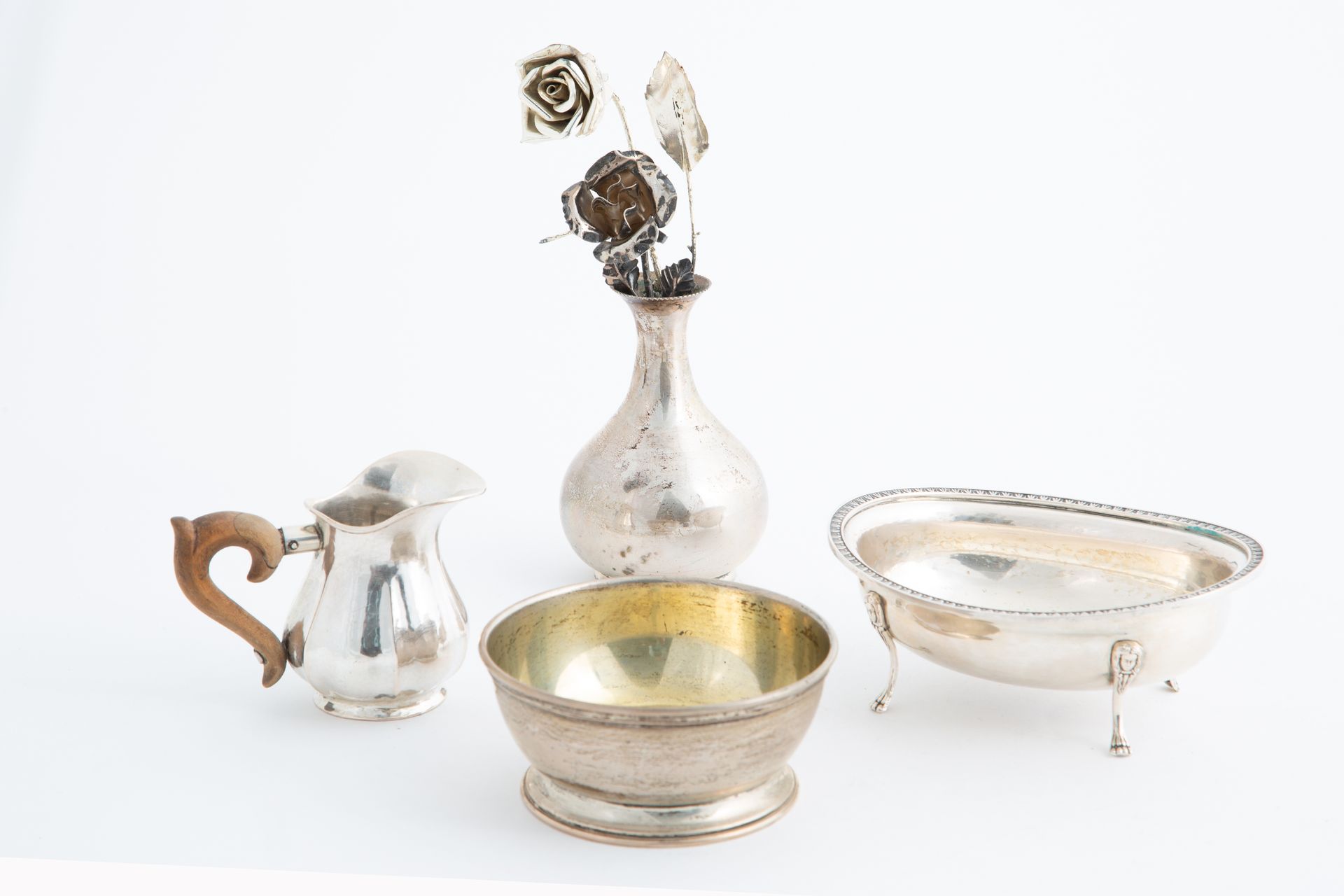 Silver kitchen items, gr. 580 ca. 20th century Petit pot à lait, bol à fromage, &hellip;