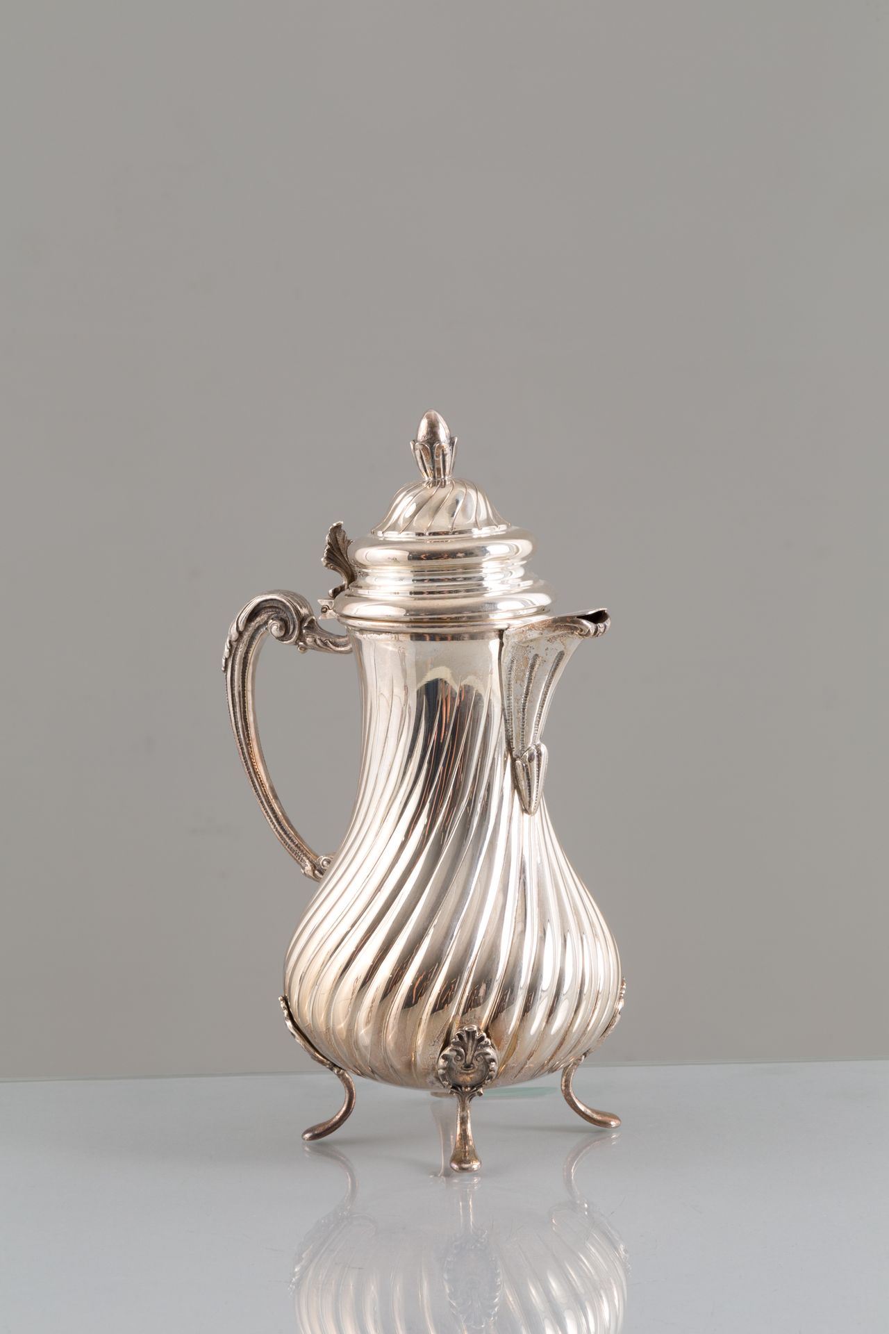 800 silver coffee maker, gr. 920 ca. 20th century Cafetière en argent du XIXe si&hellip;