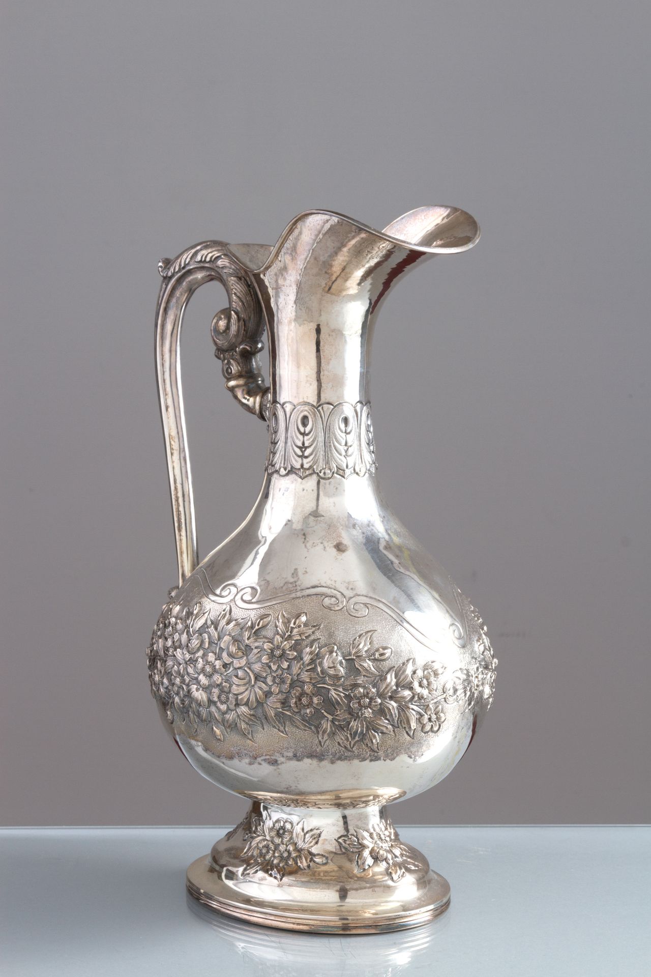 800 silver jug, gr. 2160 ca. 20th century 精致的浮雕和凿刻的800银壶，约2160克，20世纪。 测量。H. Cm. &hellip;