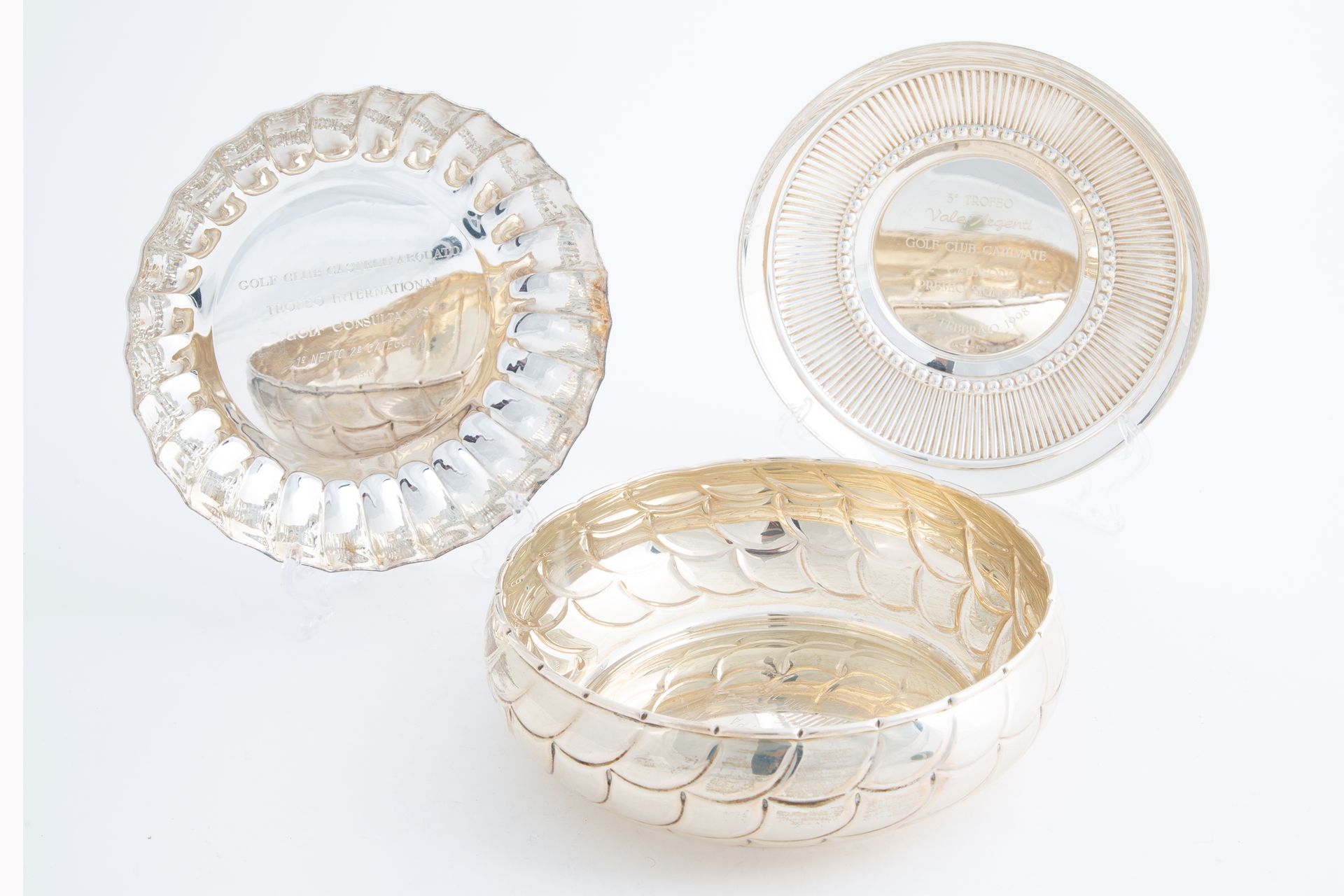 Three silver bowls, gr. 750 ca. 20th century Trois coupes à trophée en argent, e&hellip;