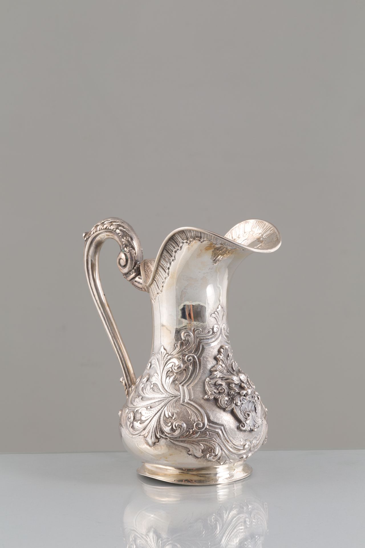 800 silver jug, gr. 960 ca. 20th century Pichet en argent 800 gaufré et finement&hellip;