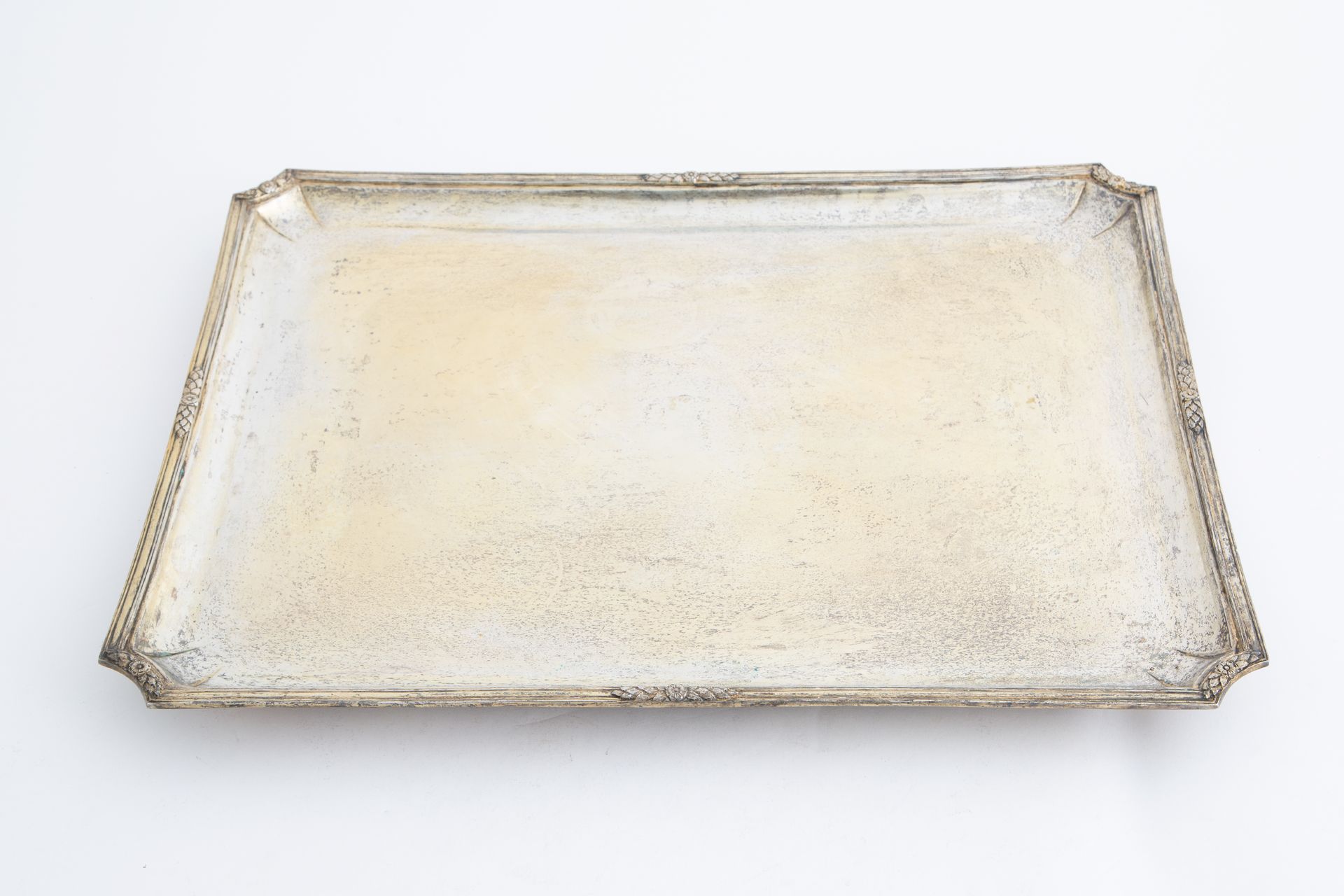 Silver tray, gr. 2740 ca. Early 20th century Plateau rectangulaire en argent ave&hellip;