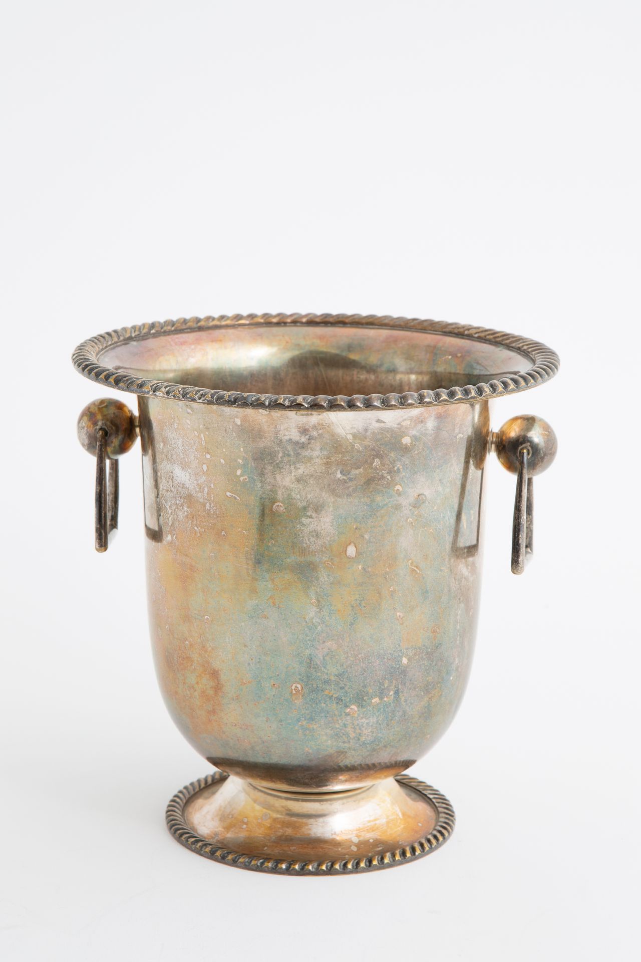 Silver-plated ice bucket. 20th century Glacière en métal argenté. 20ème siècle. &hellip;