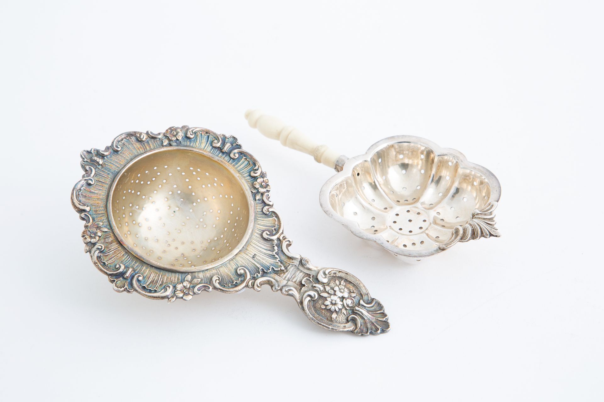 Two 800 silver strainers, gr. 118 ca. Due colini in argento 800 finemente sbalza&hellip;