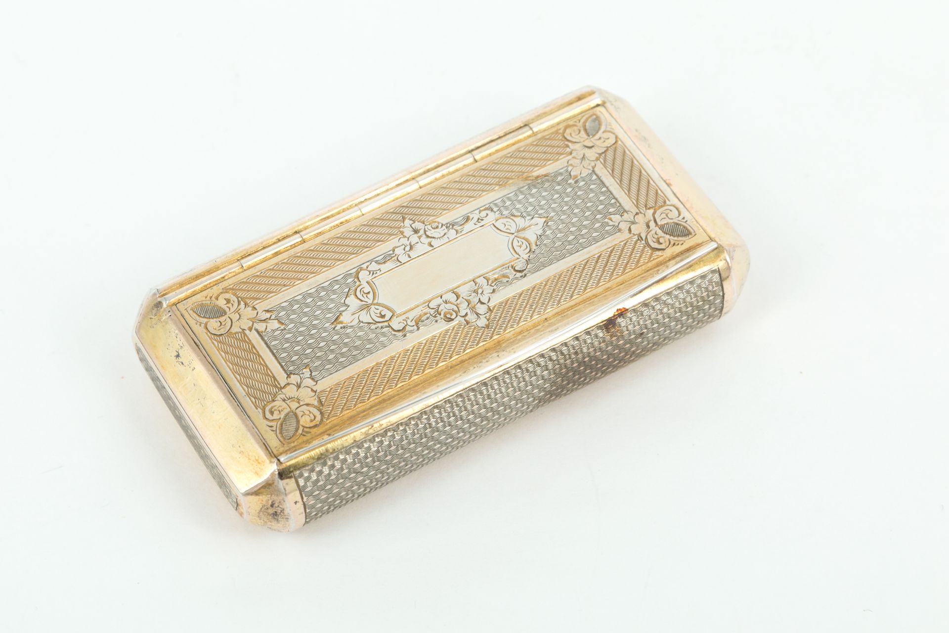 Silver cigarette box. Early 20th century Boîte à tabac en argent ciselé et doré,&hellip;