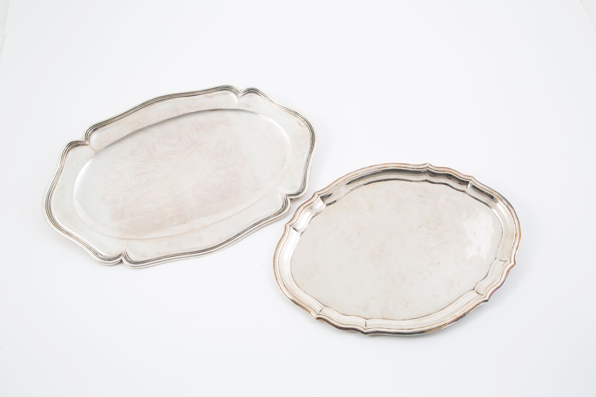 Two silver trays, gr. 1895 ca. Early 20th c. Deux plateaux de forme ovale à bord&hellip;