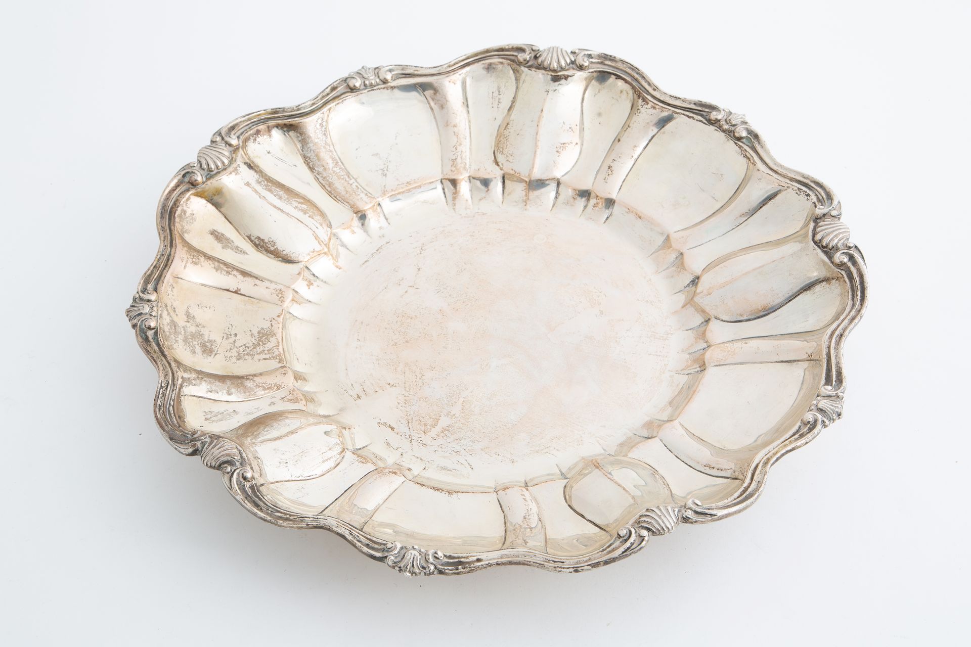 Silver parade plate, gr. 2170 ca. Early 20th c. 凹面压花银质巡游盘，边缘有多棱角，约2170克。20世纪初。 措&hellip;