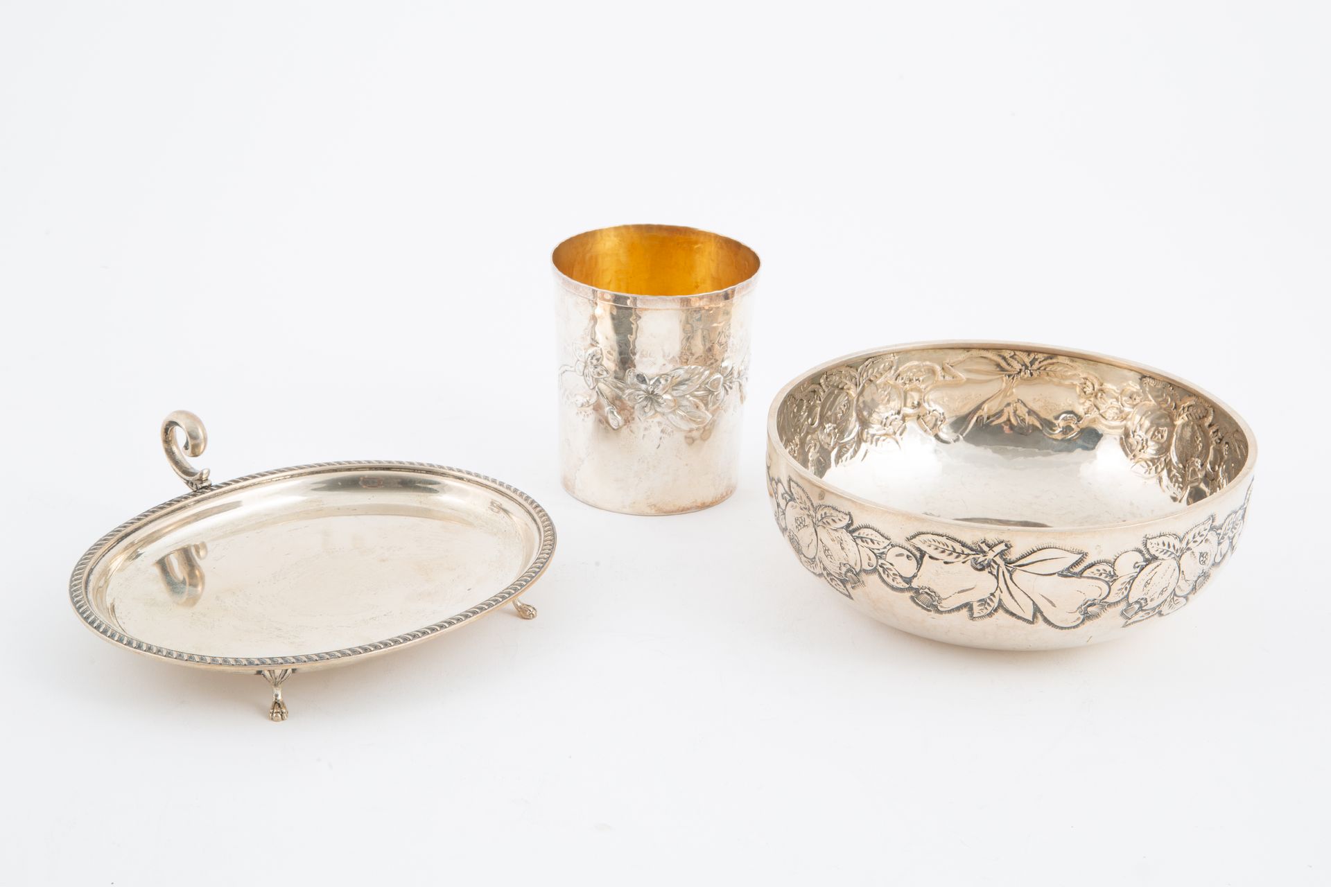 Silver items, gr. 500 ca. Early 20th century Un bol et un petit plateau en argen&hellip;