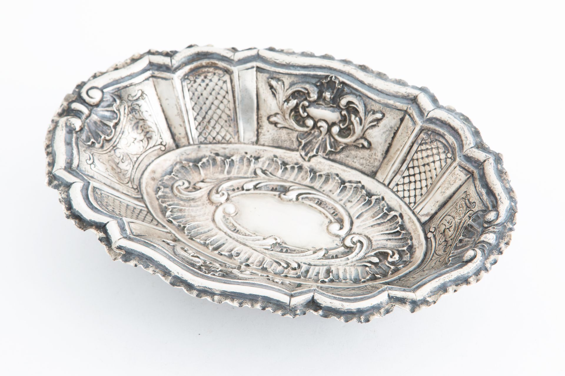 Silver tray, gr. 425 ca. 20th century Rehausseur ovale en argent repoussé, c. 42&hellip;