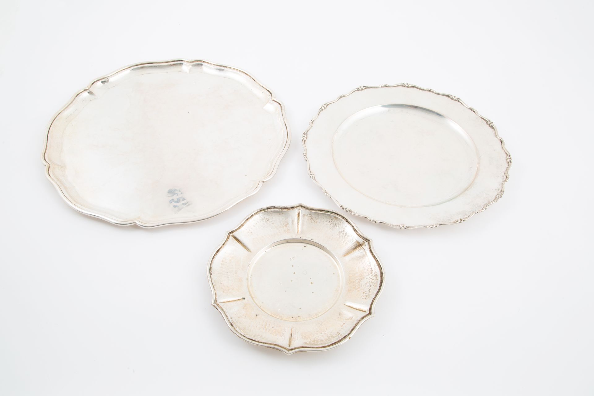 Three 800 silver plates, gr. 1760 ca. Trois assiettes rondes en argent 800, env.&hellip;