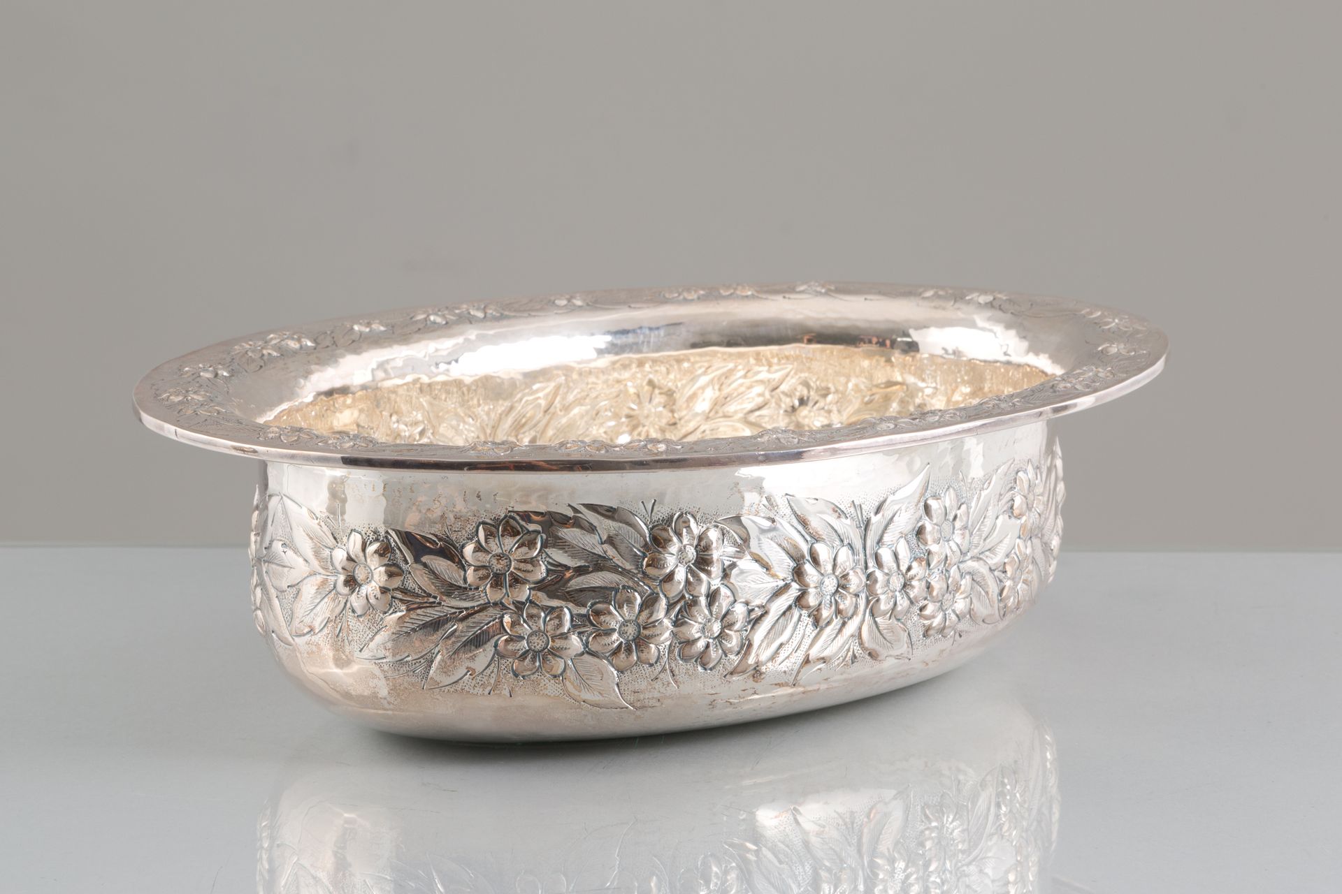 800 silver bowl, gr. 670 ca. 20th century Bol en argent du XIXe siècle décoré de&hellip;