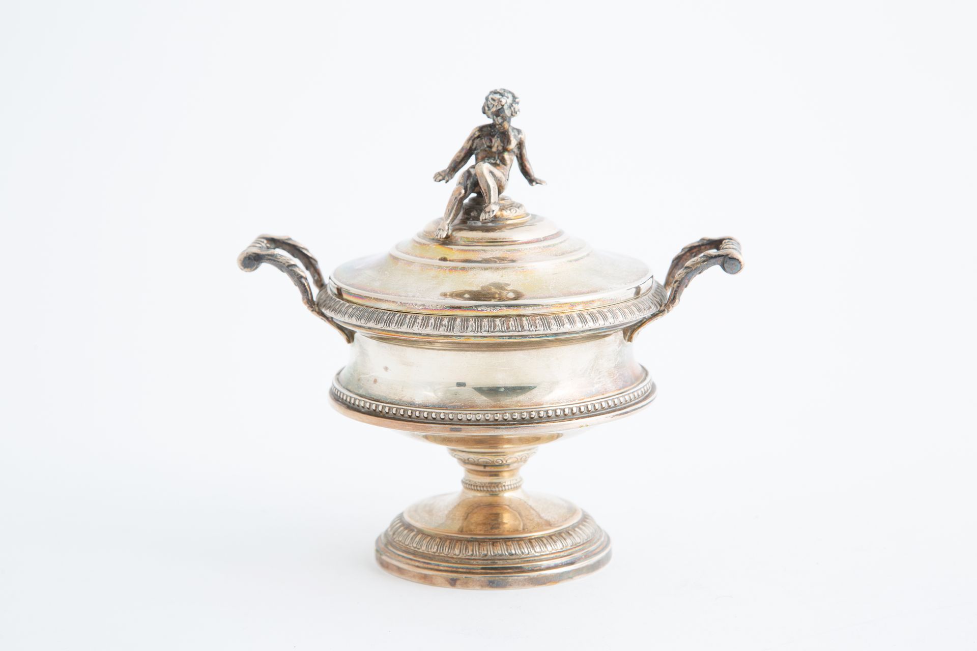 Silver sugar bowl, gr. 490 ca. 20th century Sucrier en argent 800 ciselé avec in&hellip;