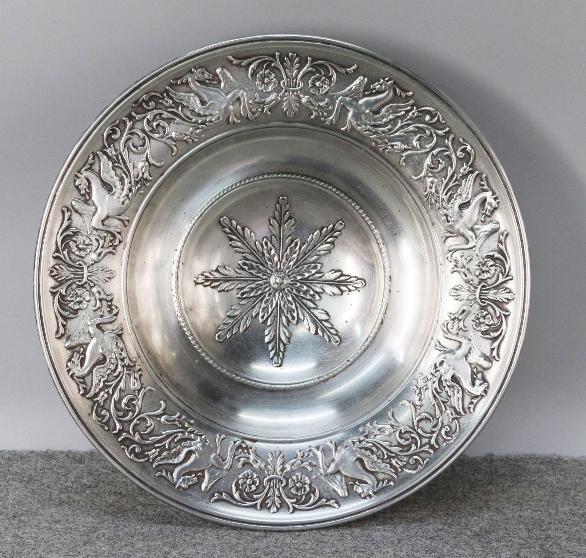800 silver plate, gr. 499 ca. UNOAERRE, 1 AR Piatto in argento 800 sbalzato, gr.&hellip;