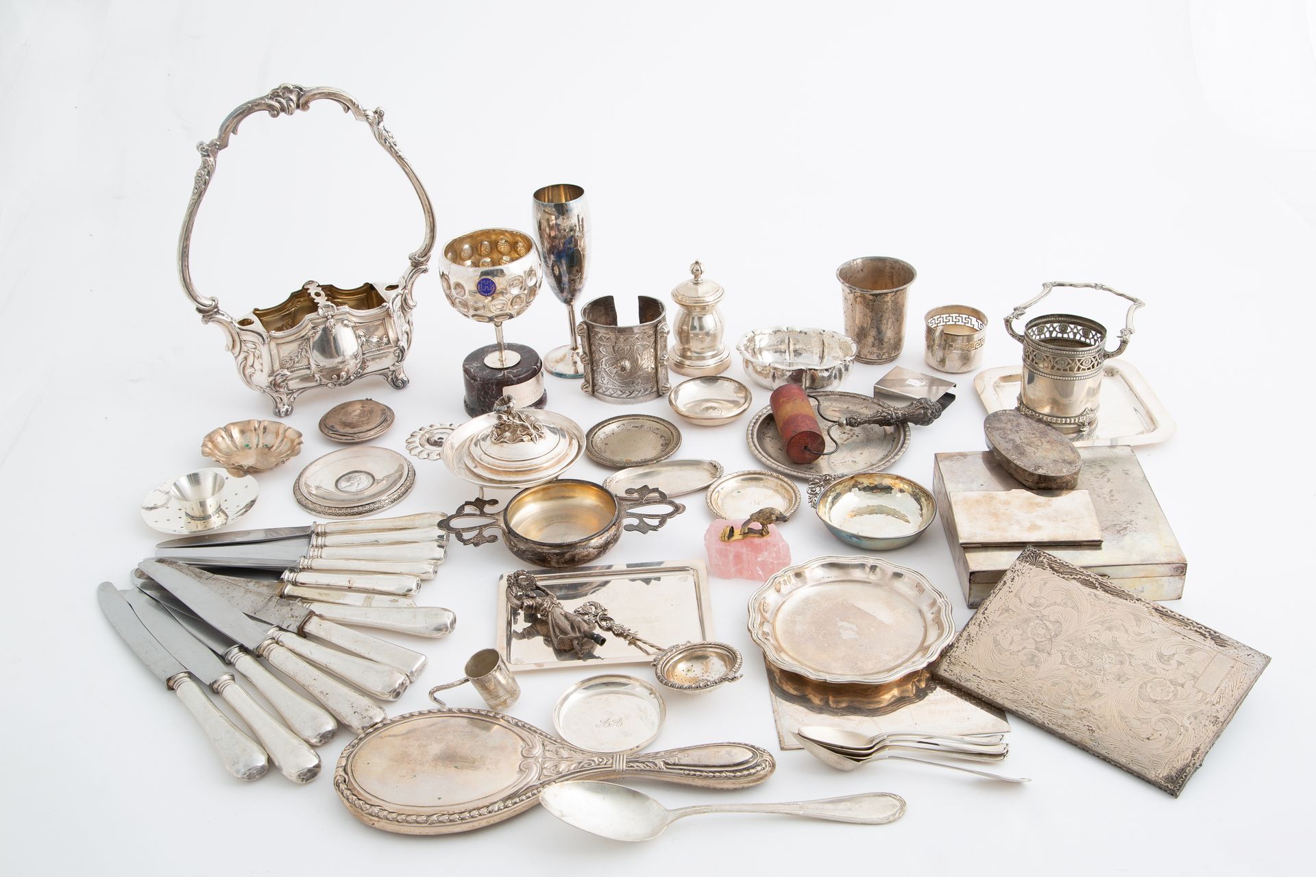 Silver items, gr. 4200 ca. 20th century Lot composé de divers objets en argent, &hellip;