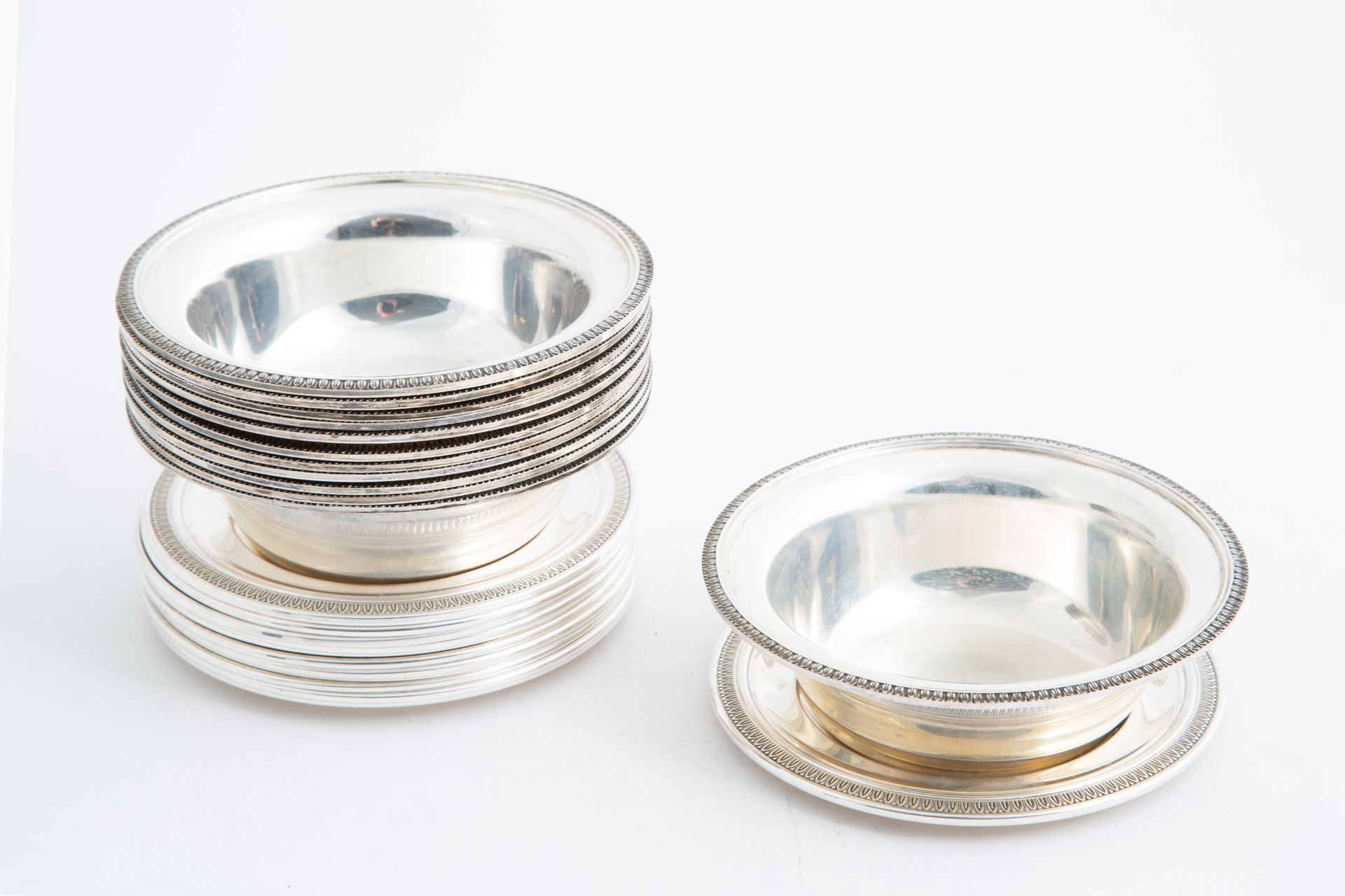 Twelve bowls and twelve coasters in 800 silver Douze bols à laver à la main et d&hellip;