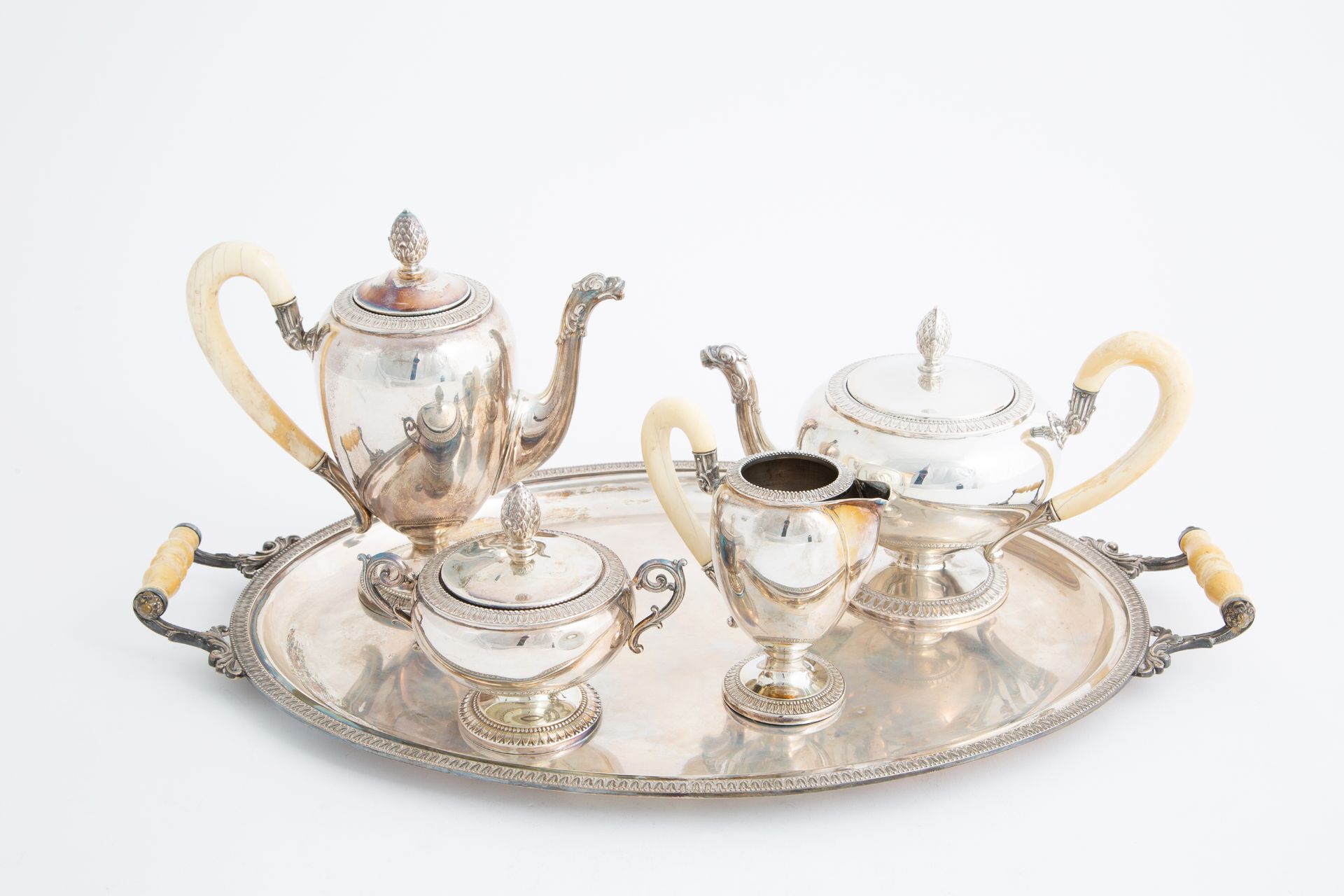 Silver tea and coffee set, gr. 3280 ca. Service en argent 800 composé d'un plate&hellip;