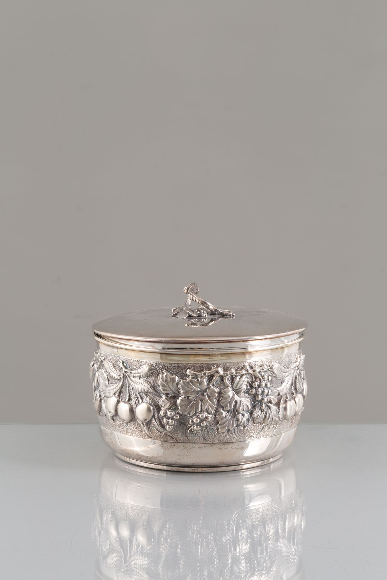 800 silver bowl and lid, gr. 935 ca. 20th century Bol avec couvercle en argent 8&hellip;