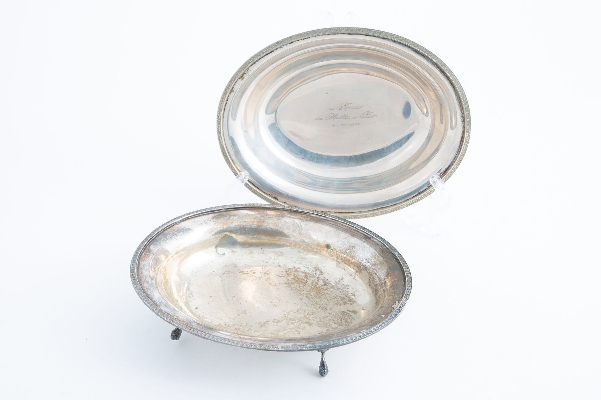 Two 800 silver trays, gr. 800 ca. 20th century Deux contremarches ovales ciselée&hellip;