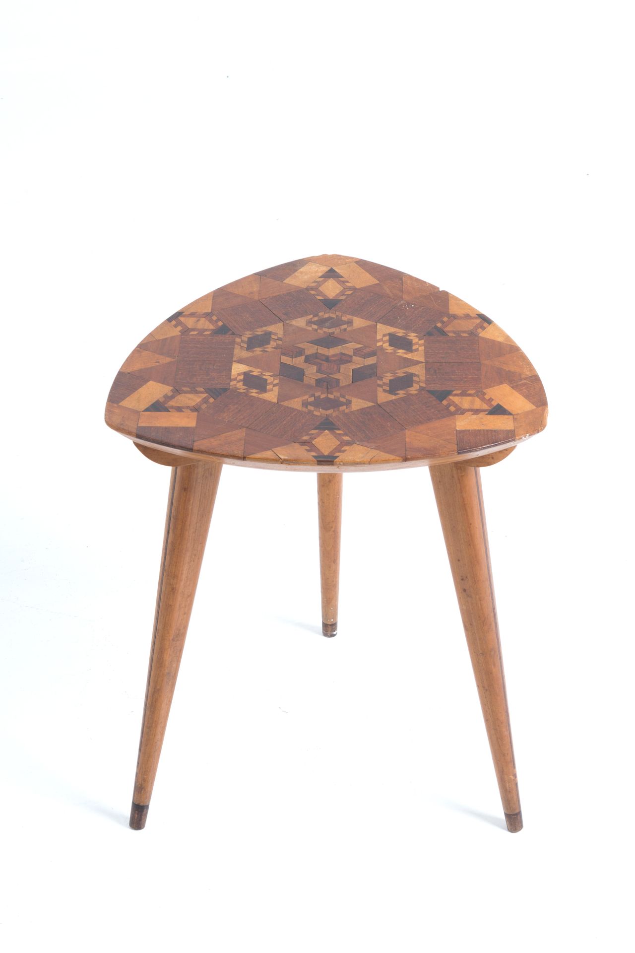 Embellished triangular stool in wood. 1950s Table d'appoint avec plateau triangu&hellip;