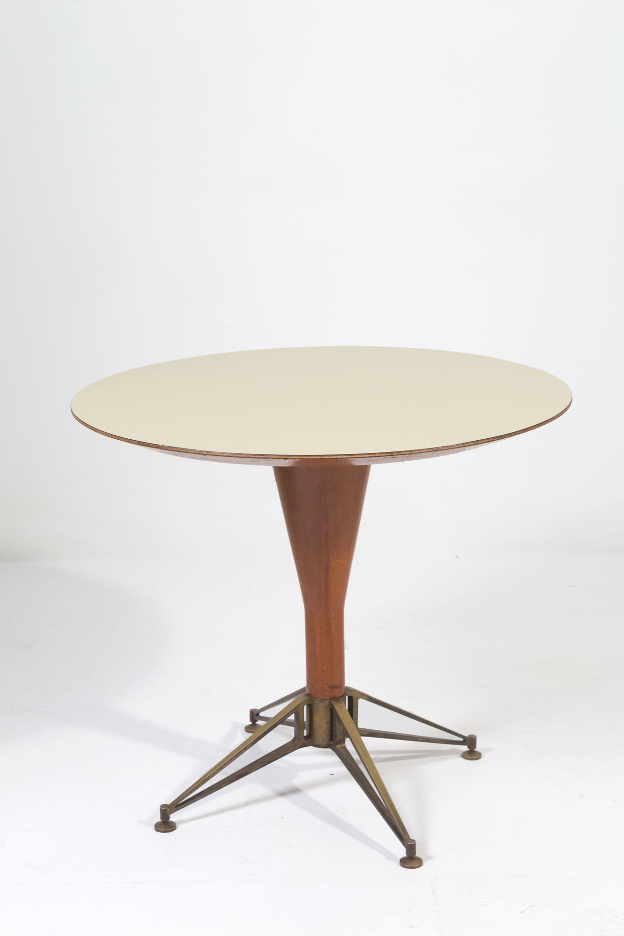 Wooden and brass table. Italy. 1950s Table en bois avec base en laiton et platea&hellip;