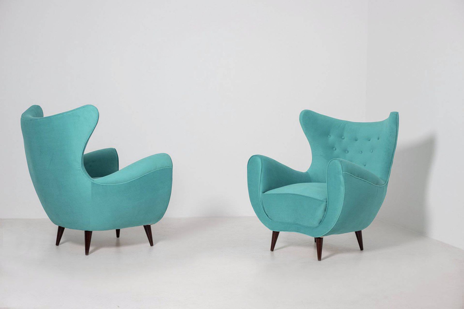 Two wooden and velvet armchairs. Italy. 1950s 一对木质和蓝色天鹅绒的扶手椅。意大利制造。1950s.经过修复和重新&hellip;