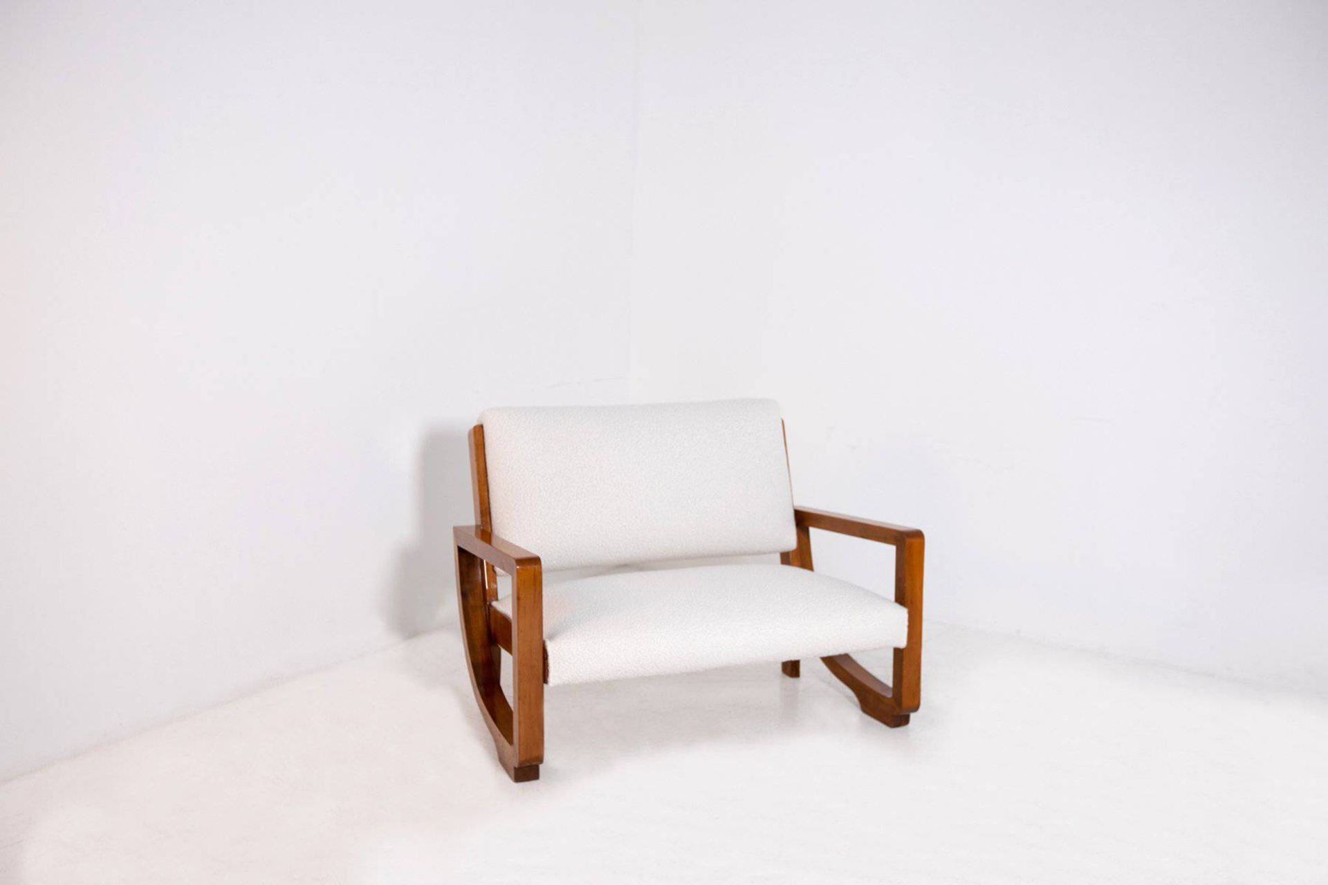 BBPR (Attr). Loveseat in bouclé. 1940s BBPR（Attr.）。木质和白色bouclé织物的Loveseat扶手椅。194&hellip;