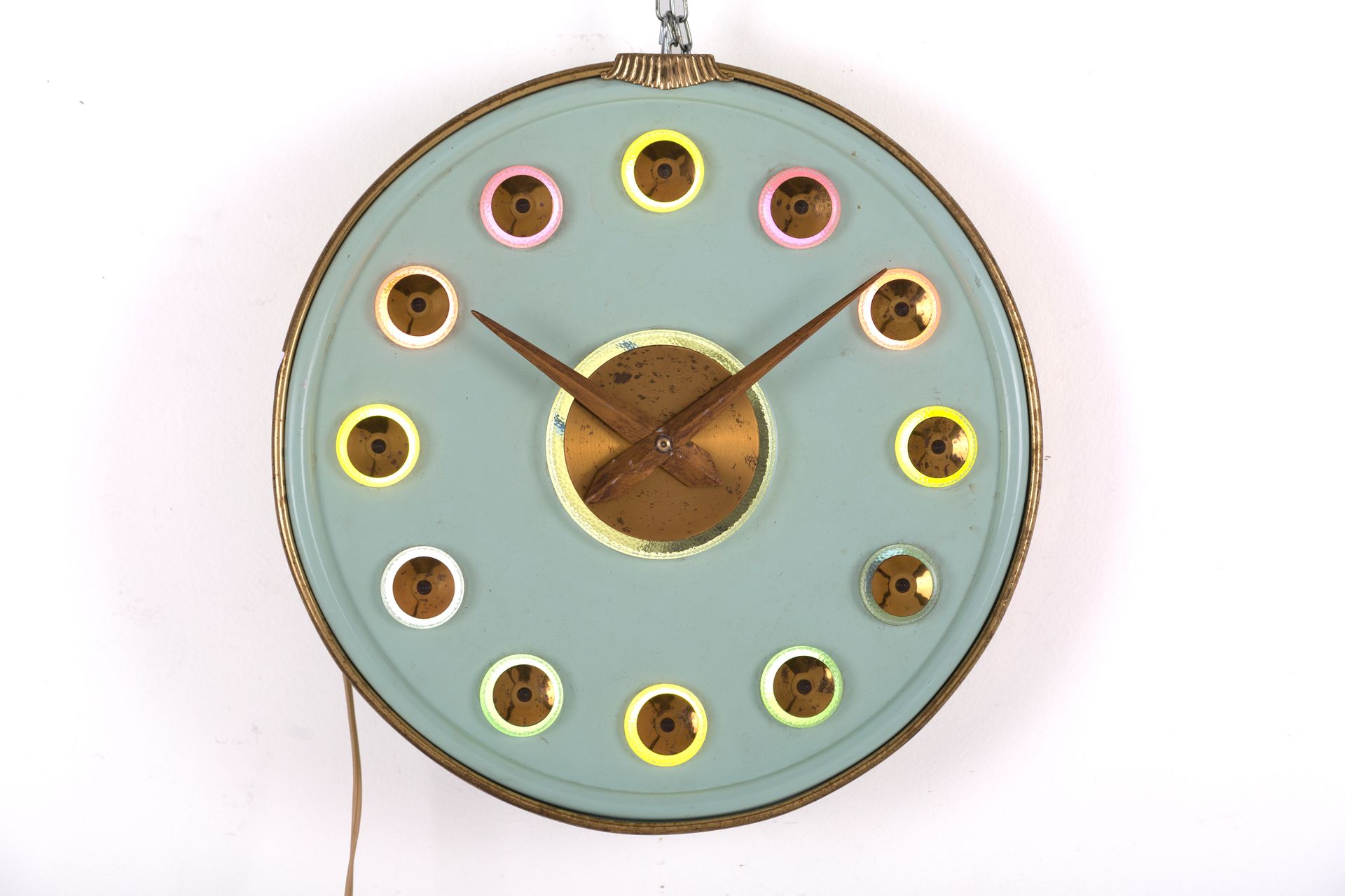 Aluminium, brass, wooden and glass clock. 20th c Horloge en aluminium, laiton, b&hellip;