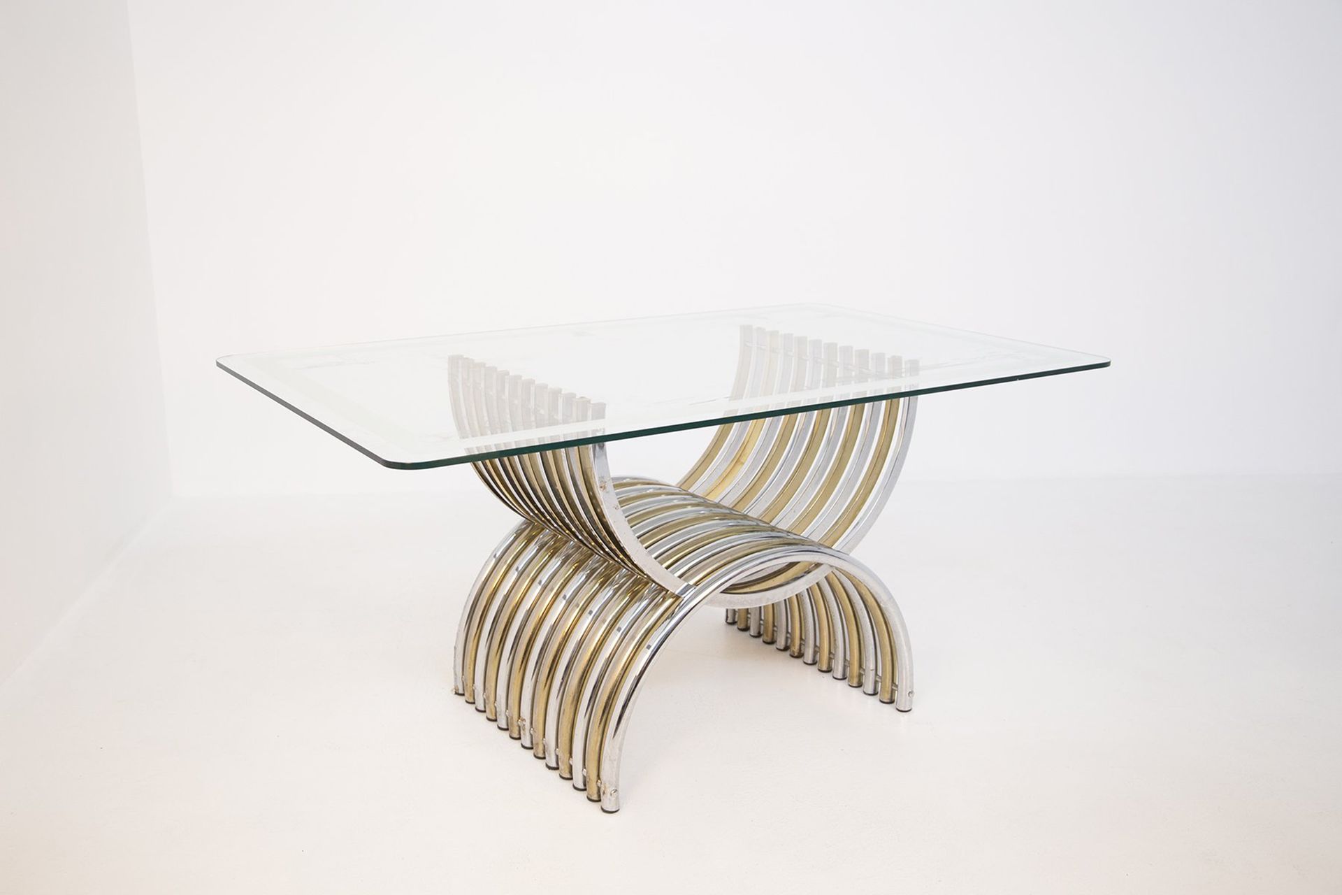 ROMEO REGA. Table in steel and glass ROMEO REGA（罗马，1904-1968）。长方形玻璃桌面的桌子，管状钢底座，有&hellip;