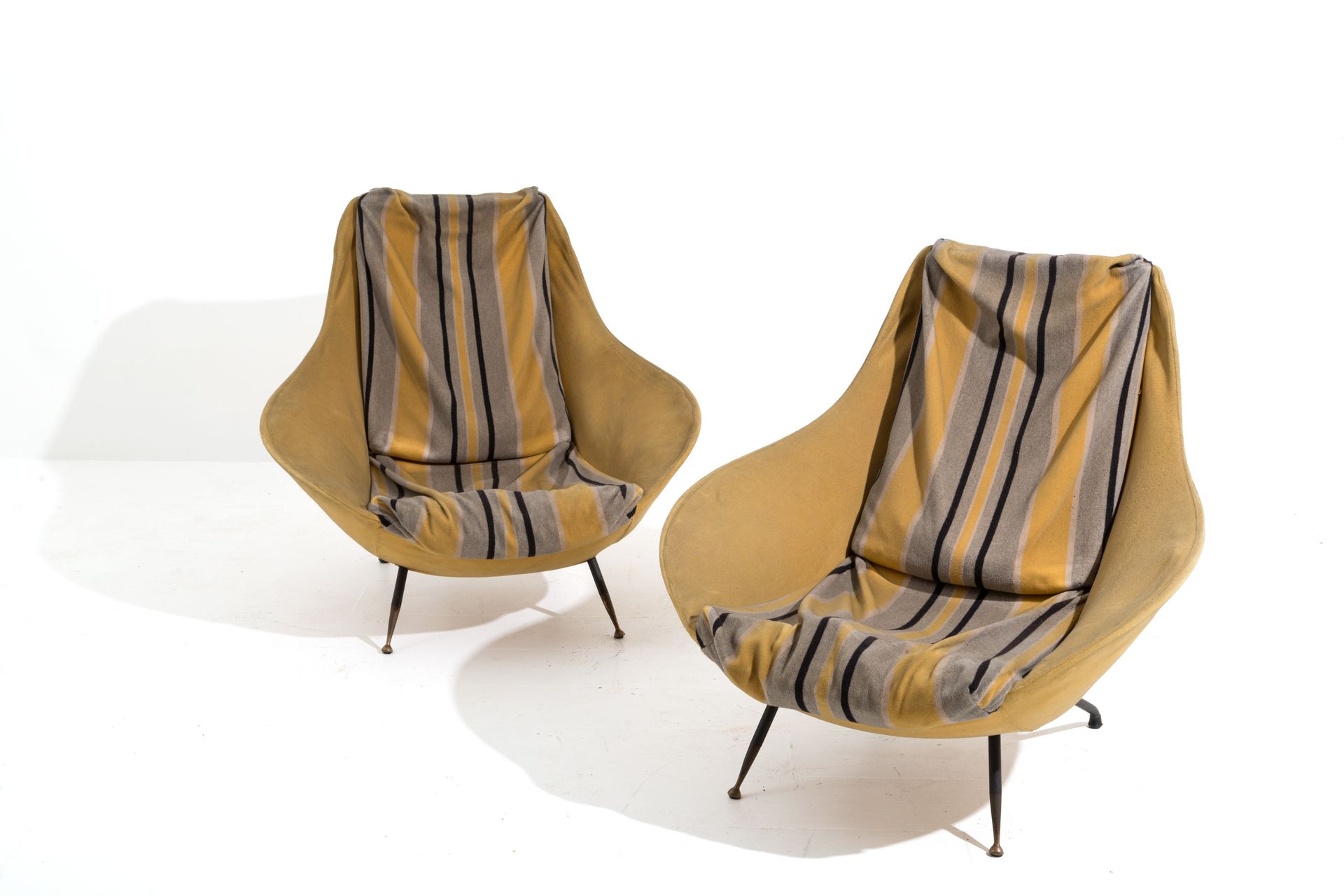 Two unique yellow armchairs. Italy. 1950s Paire de fauteuils rares tapissés de t&hellip;