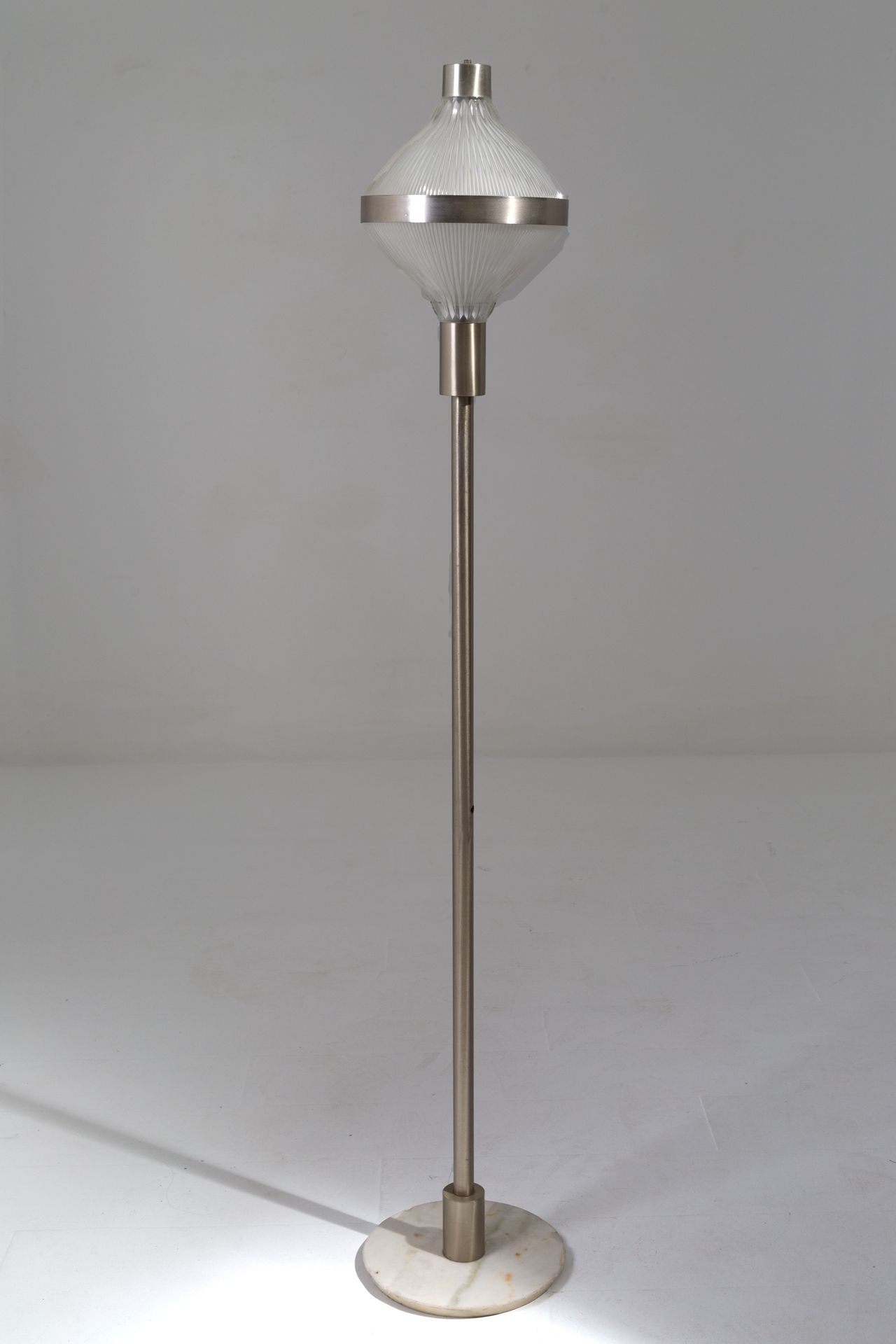 BBPR. Steel, glass and marble floor lamp. 60s BBPR. Lampadaire en acier chromé e&hellip;