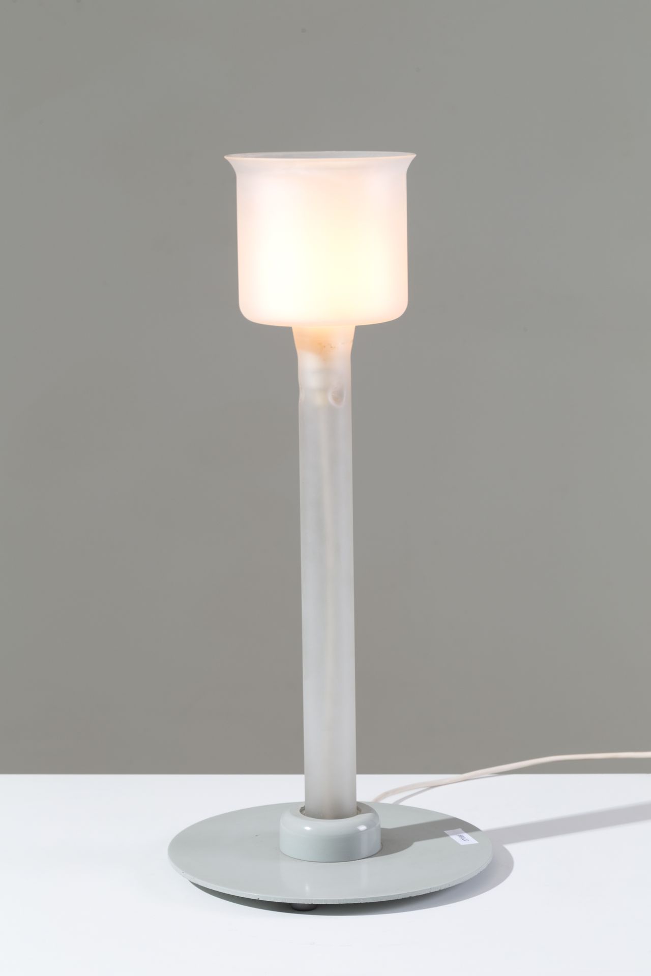 Table lamp in metal and glass. FONTANA ARTE. 70s Lampe de table en métal peint e&hellip;