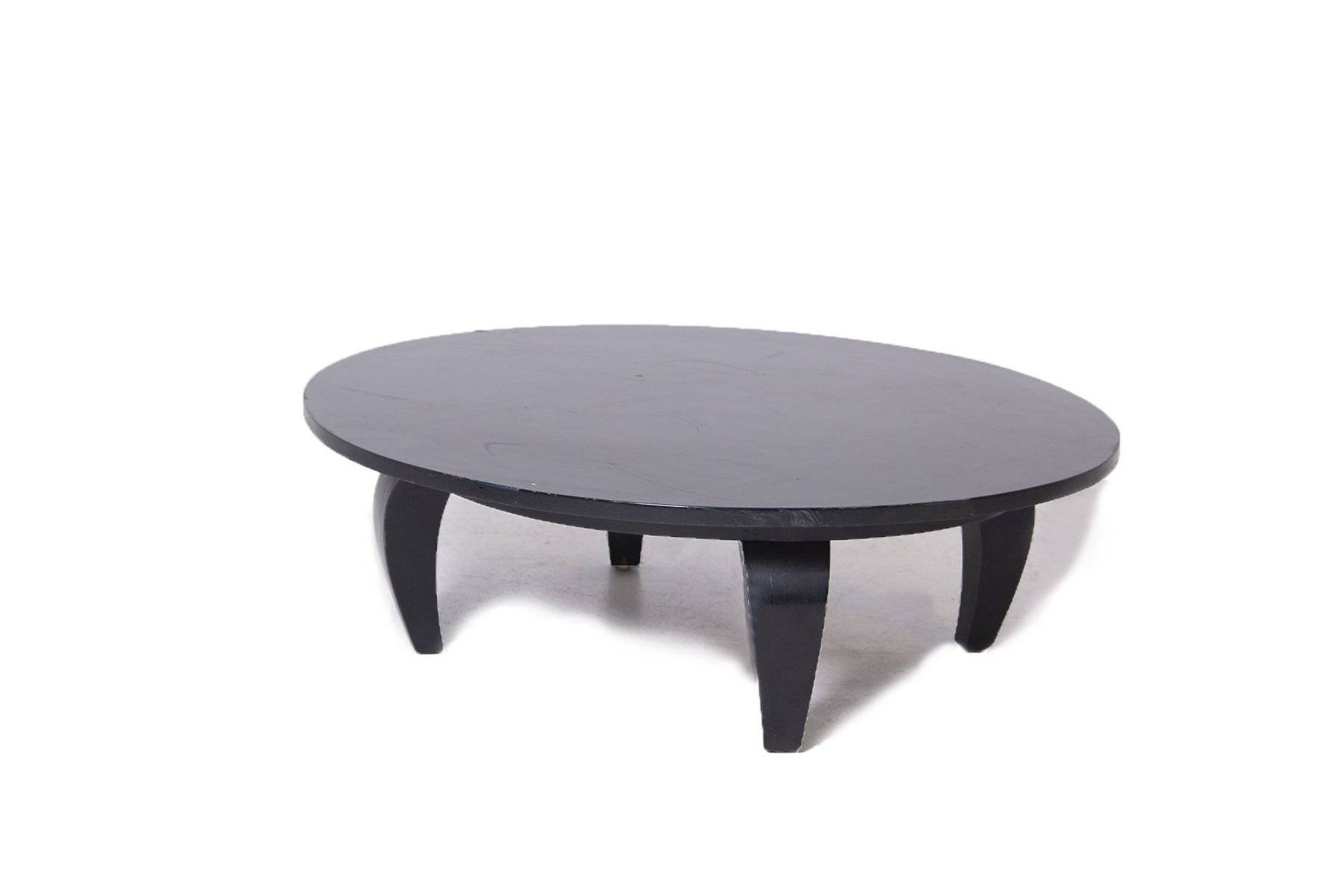 Table in black wood. USA. 1950s Oval table in ebonized wood. American manufactur&hellip;