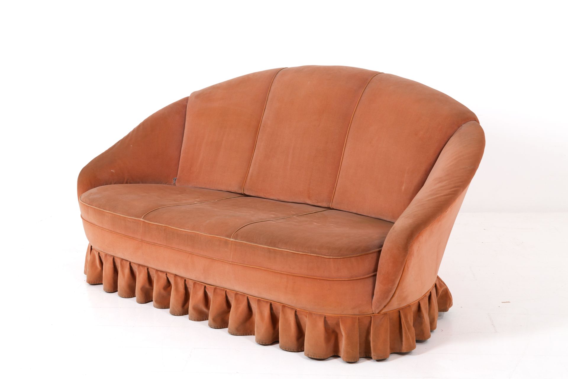 GIO PONTI (Attr). Velvet sofa in wood. 1950s GIO PONTI (Attr.) (Milan, 1891-1979&hellip;