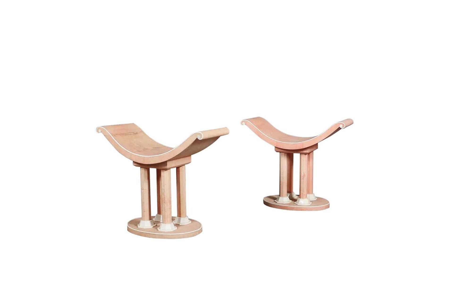 JULES LELEU. French stools in pink Galuchat 儒勒-勒鲁（1883年，布洛涅-苏-梅尔，1985年，巴黎）。一对希腊新&hellip;
