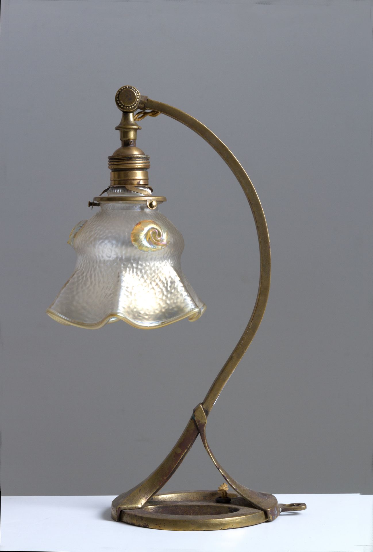 Nautilus glass table lamp. LOETZ. 1920-30s Lampe de table Nautilus en verre et l&hellip;
