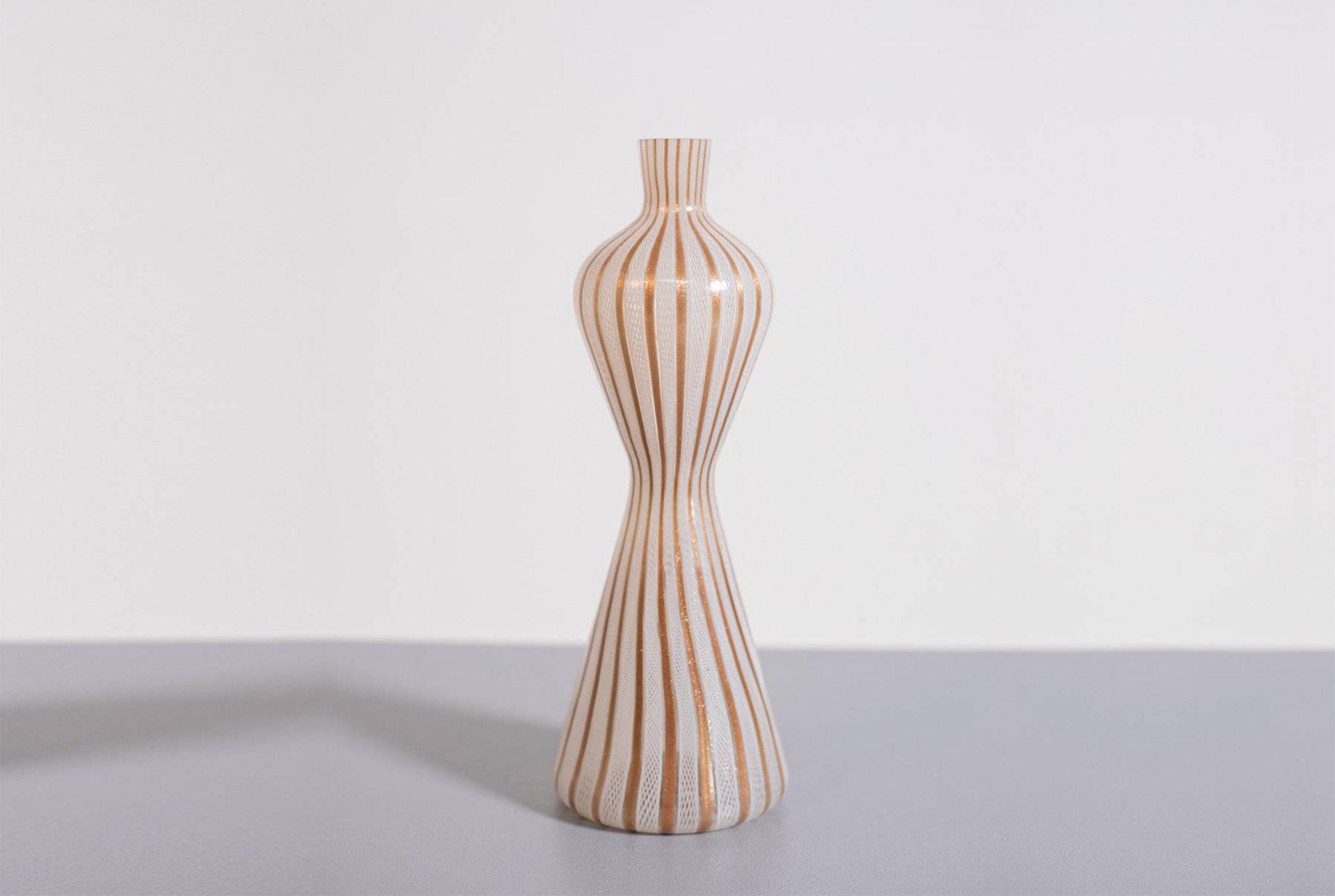 VENINI vase in reticello Murano glass. 1950s Vaso a clessidra in vetro di Murano&hellip;