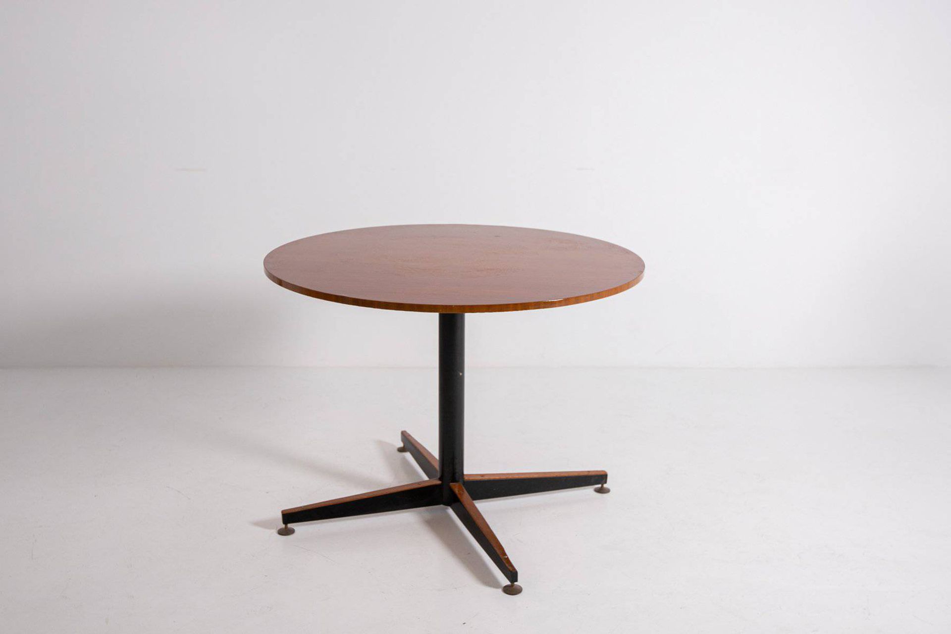 Italian round wooden and iron table. 1950s Table ronde avec piédestal en fer pei&hellip;